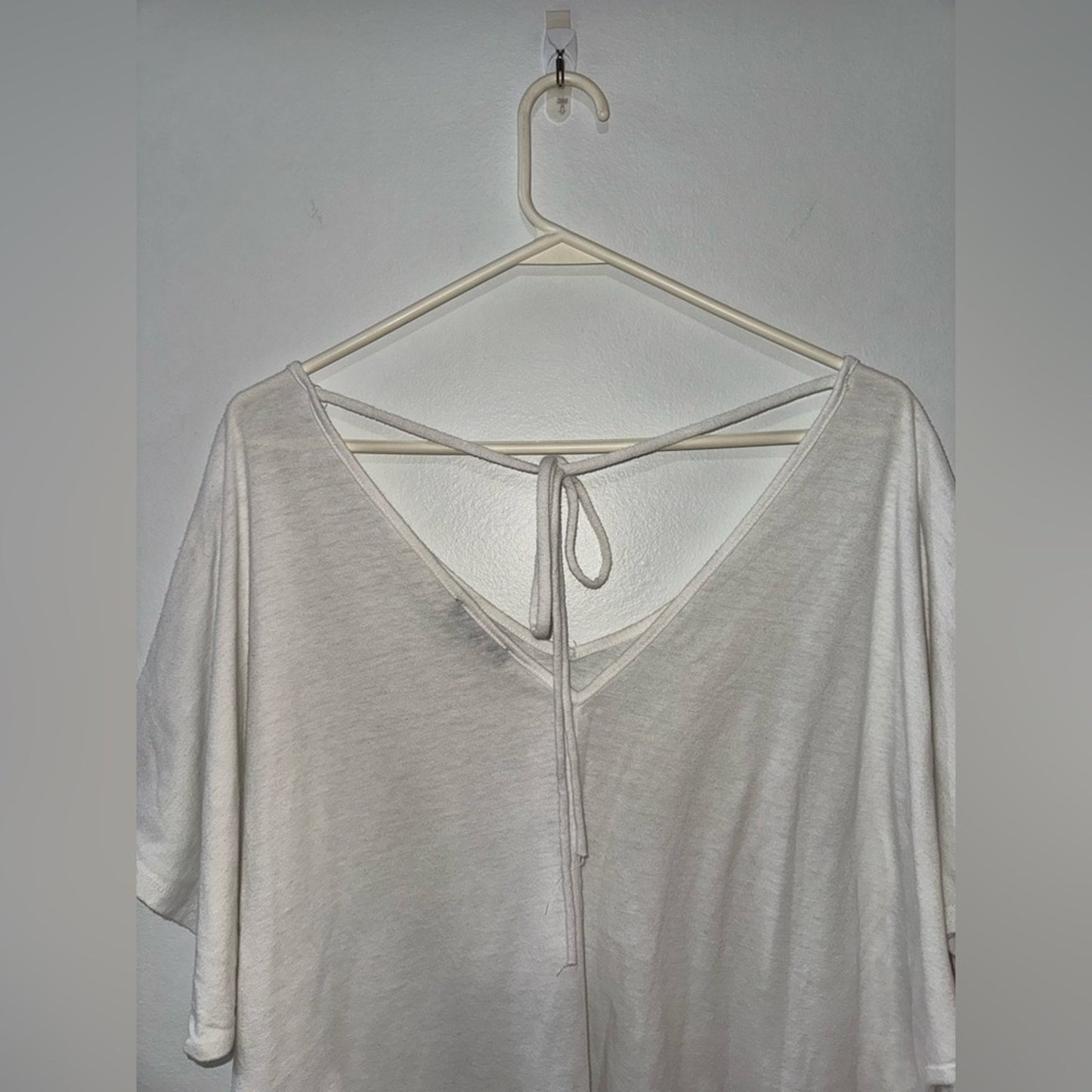 Pre-Owned LG Paperoc White V-Neck Tie Top