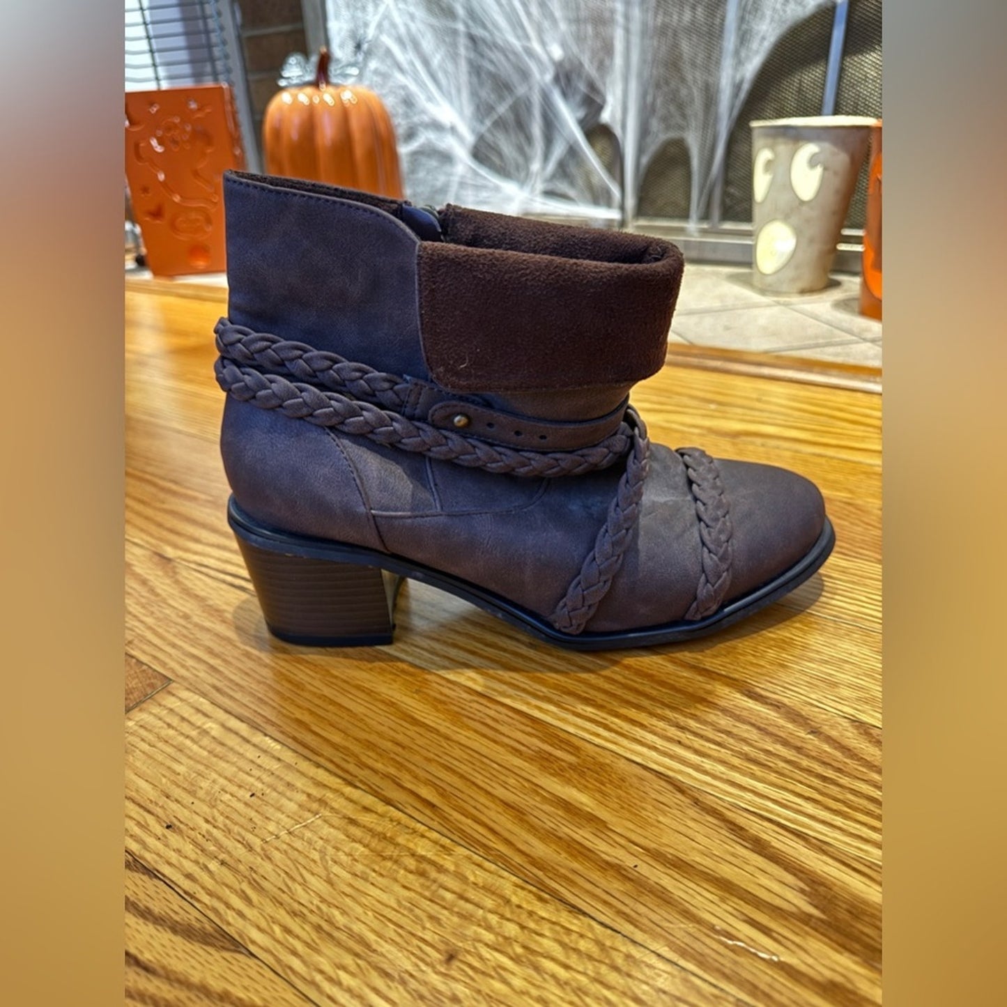 Pre-Owned Size 9 Mukluks Brown Suede Bootie