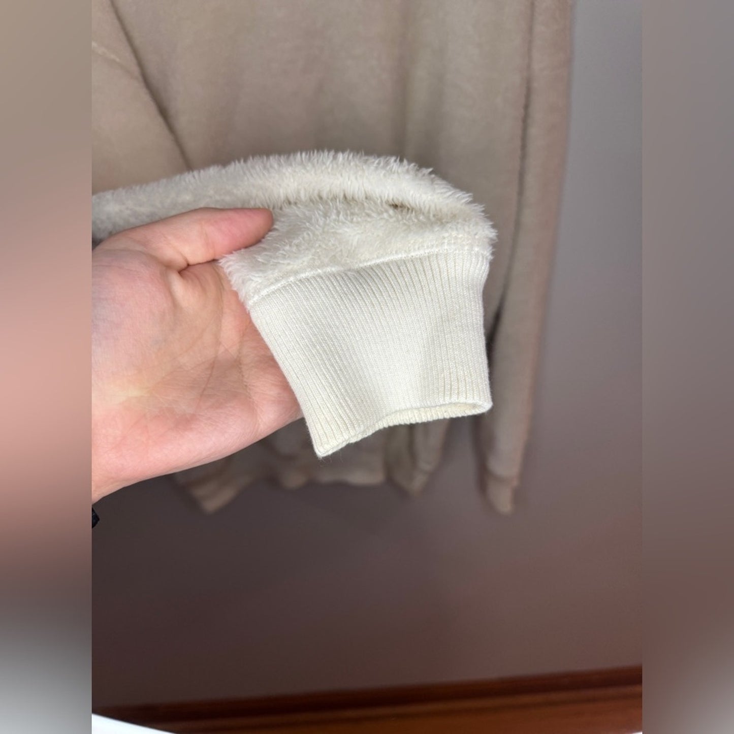 Pre-Owned MD Aerie White Faux Fur Crewneck Shirt
