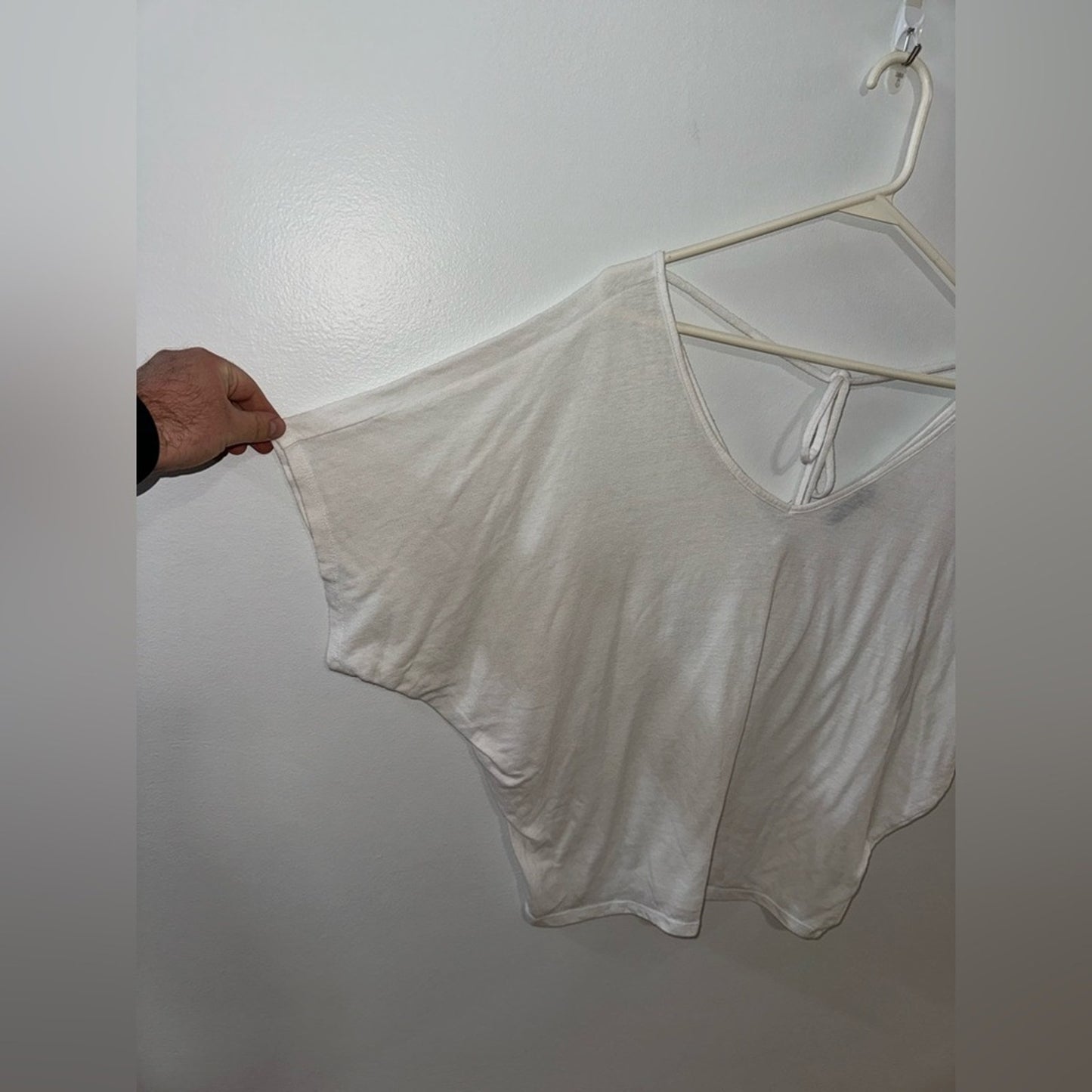 Pre-Owned LG Paperoc White V-Neck Tie Top
