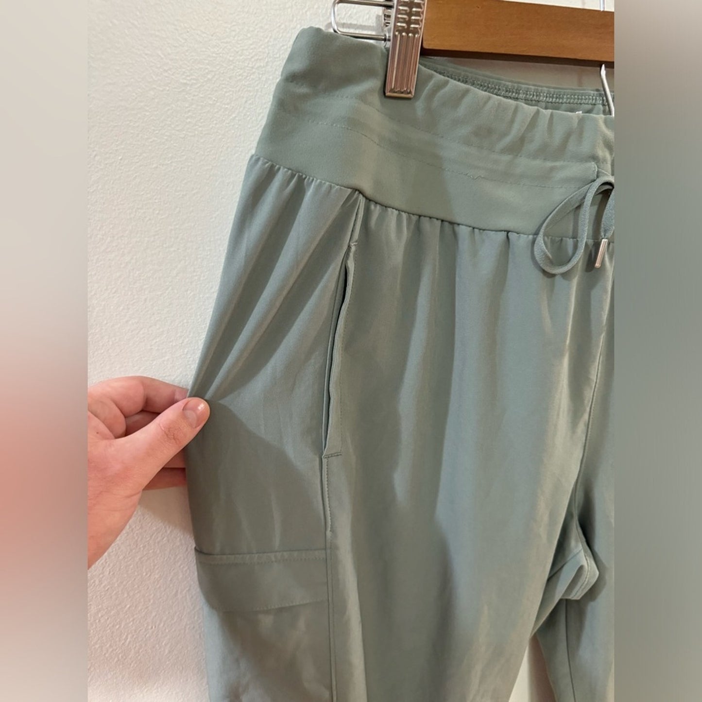 Pre-Owned LG CALIA Women’s Truelight Green Cargo Pants