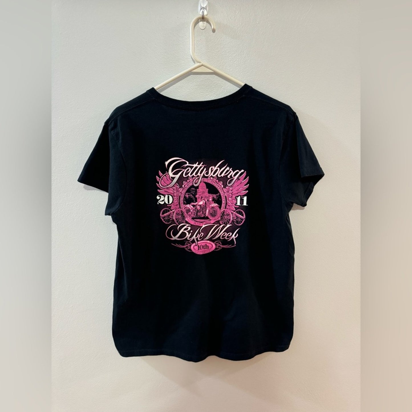 Pre-Owned LG Gettysburg Bike Week 10th Anniversary 2011 Black and Pink T-Shirt