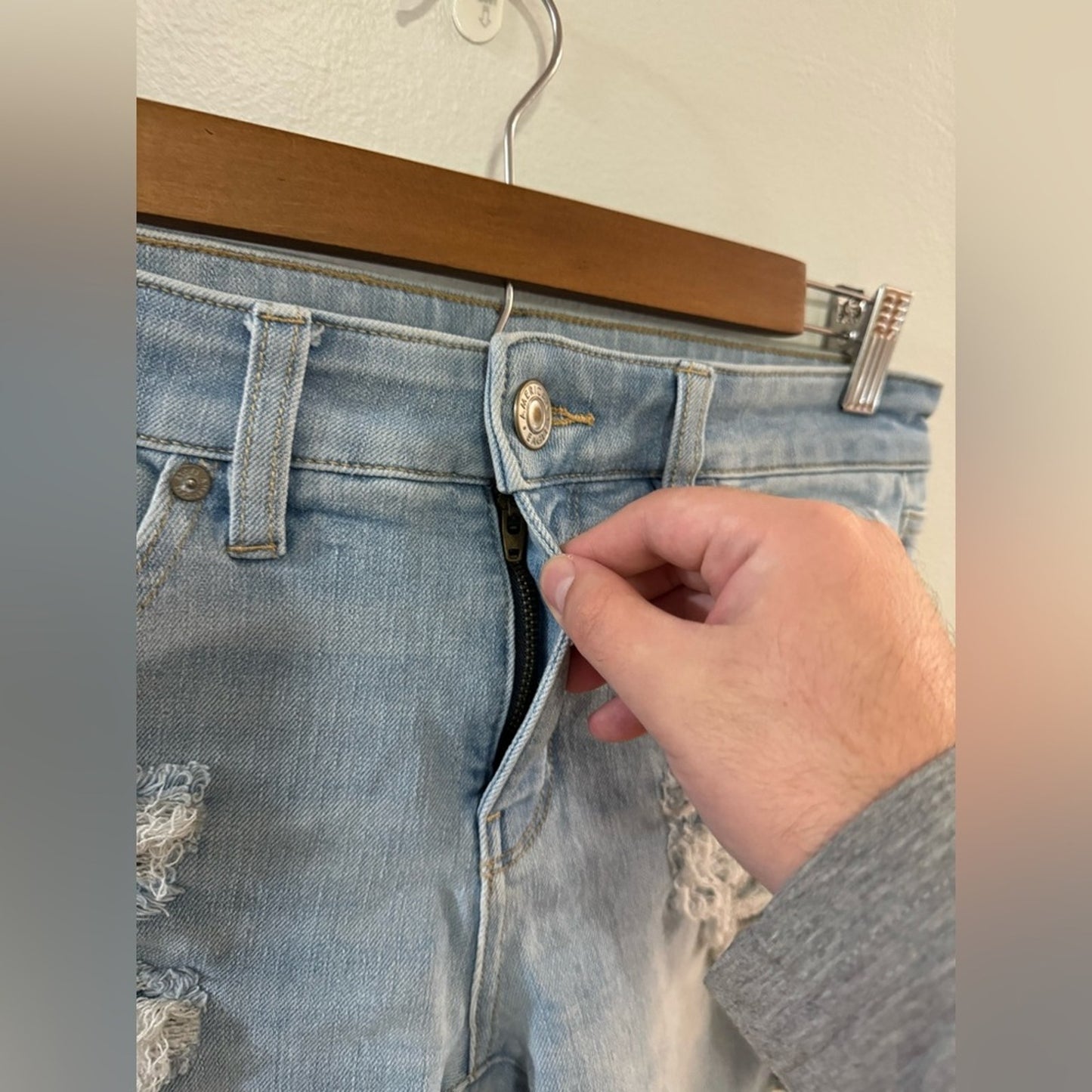 Pre-Owned Size 8 American Eagle Light Blue Distressed Midi Jean Shorts