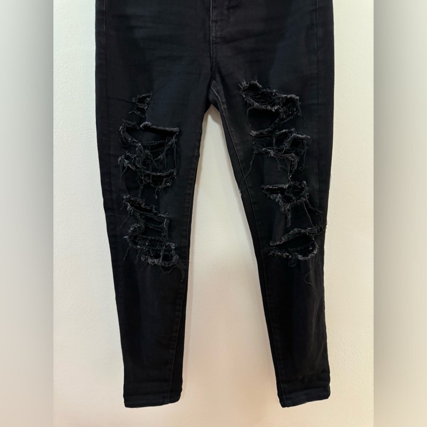 Pre-Owned Size 10 American Eagle Black Hi-Rise Distressed Jegging