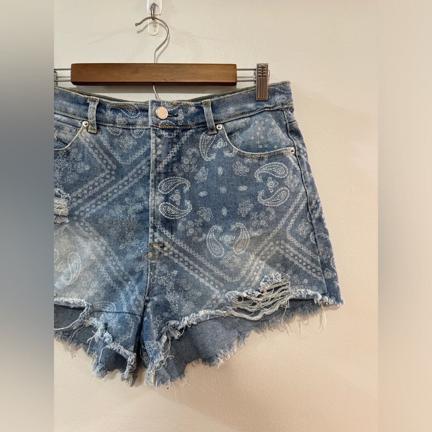 Pre-Owned Fashion Nova Light Blue Distressed Paisley Denim Shorts