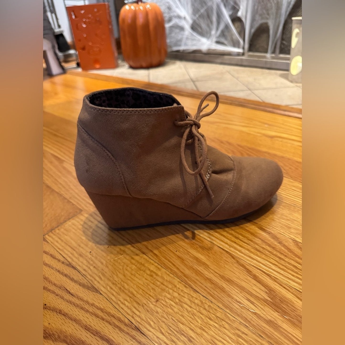 Pre-Owned Size 8/9 Rue 21 Brown Suede Wedge