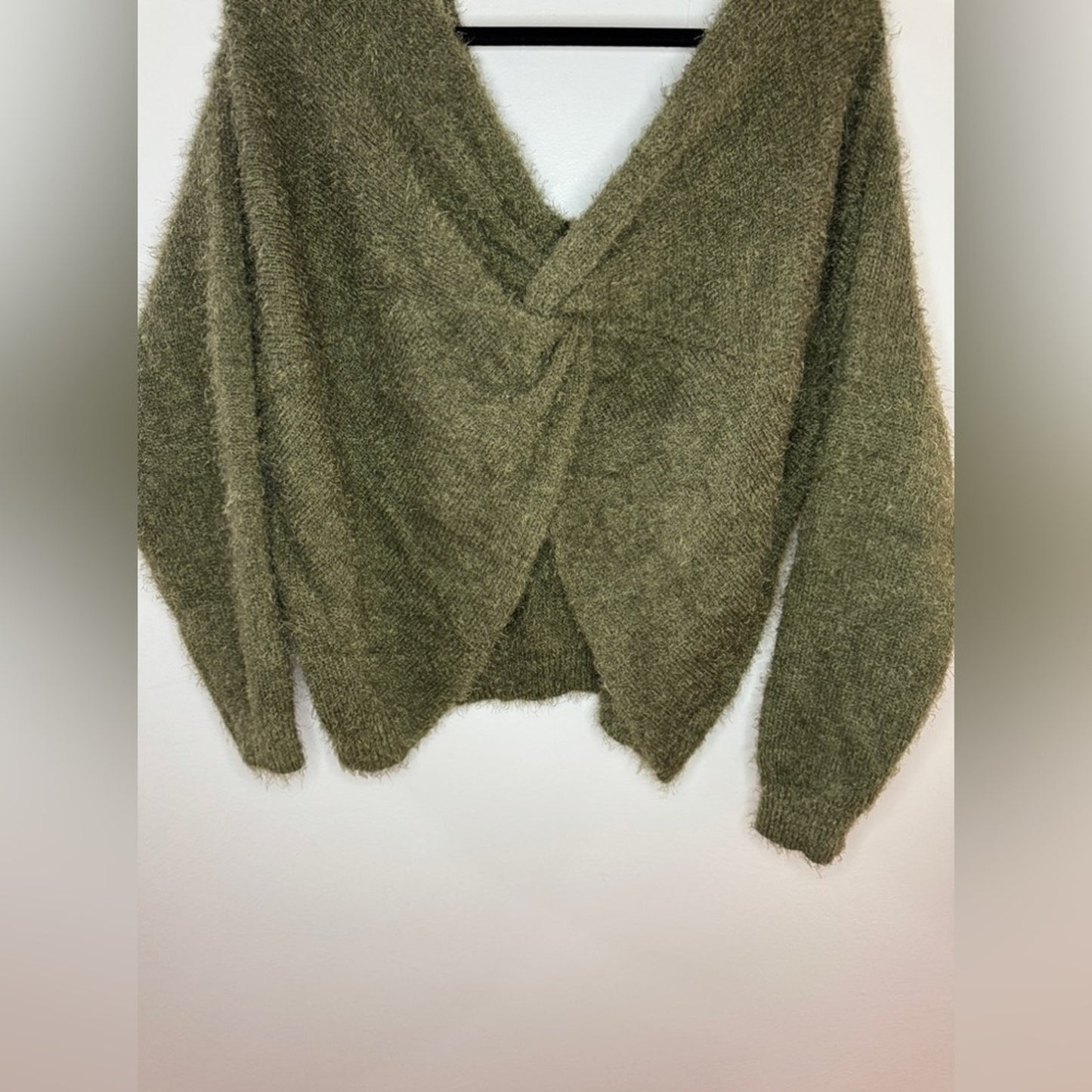 Pre-Owned LG Derek Heart Front Tie Fuzzy Sweater