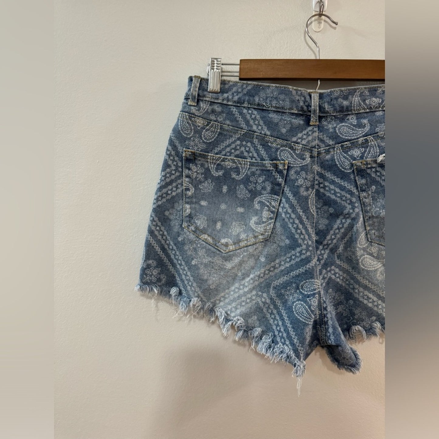 Pre-Owned Fashion Nova Light Blue Distressed Paisley Denim Shorts