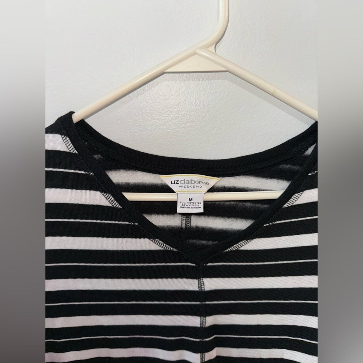 Pre-Owned MD Liz Claiborne Black and White Striped V-Neck Sweater