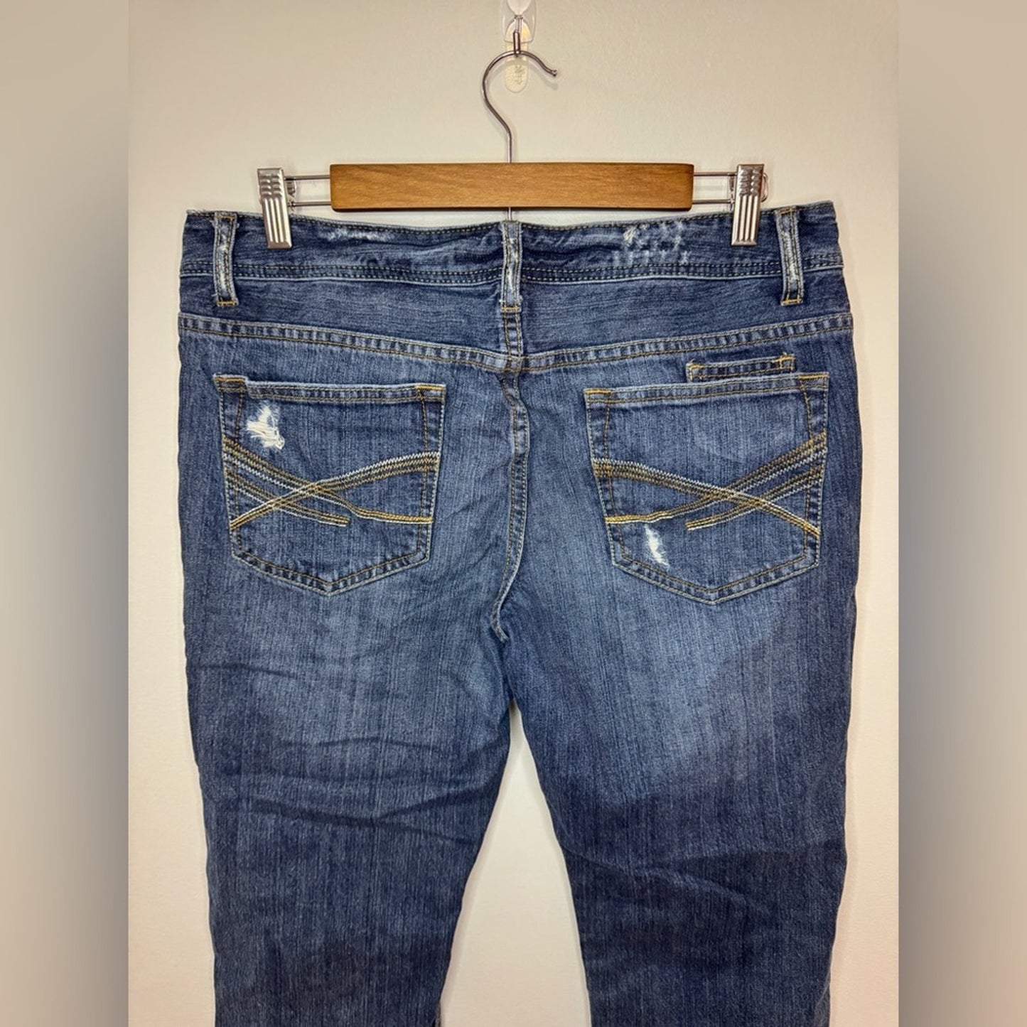 Pre-Owned Size 11/12 Aeropostale Blue Distressed Loose Capri’s