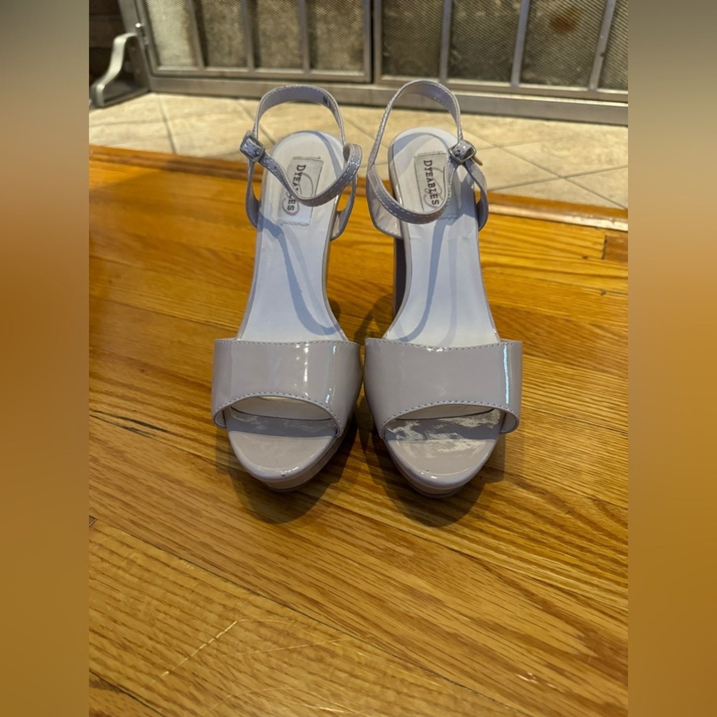 Pre-Owned Size 9 Dyeables Nude Patent Leather Platform Heels