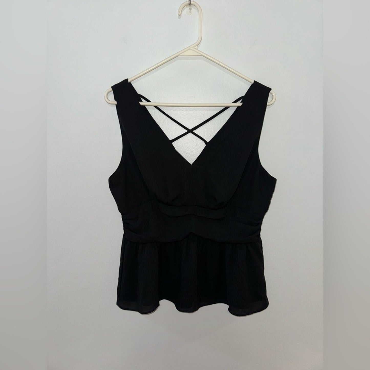 Pre-Owned MD Maurice’s Black Flowly Sleeveless Blouse