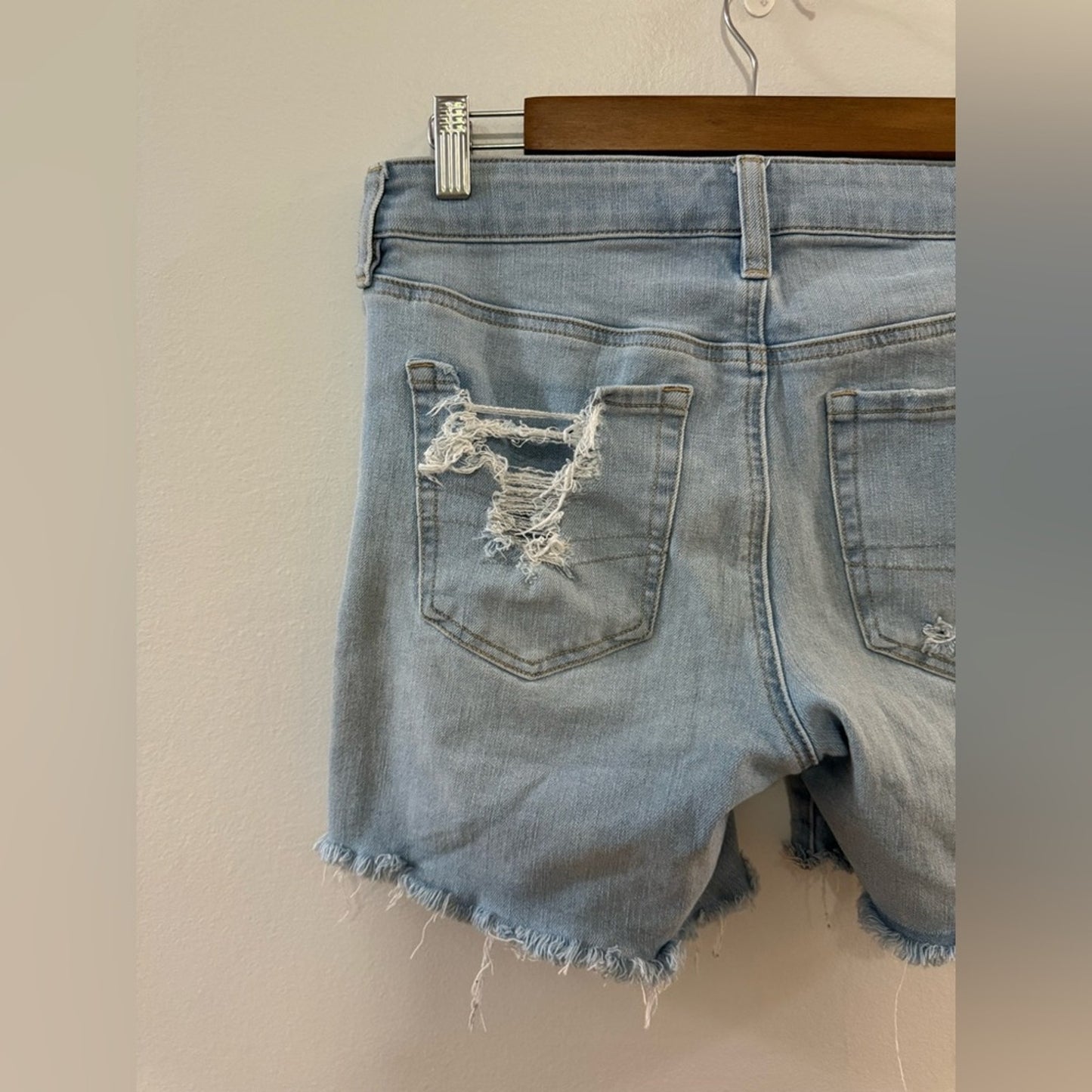 Pre-Owned Size 8 American Eagle Light Blue Distressed Midi Jean Shorts