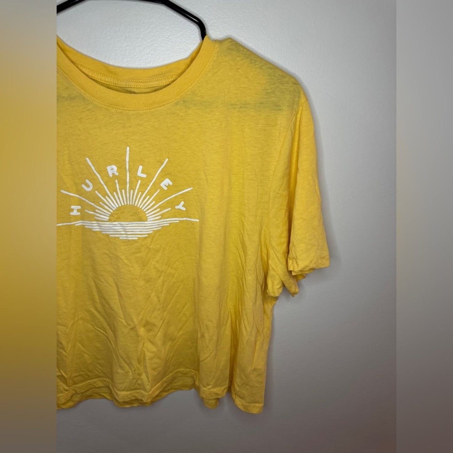 Pre-Owned XL Hurley Yellow Sun Graphic T-Shirt