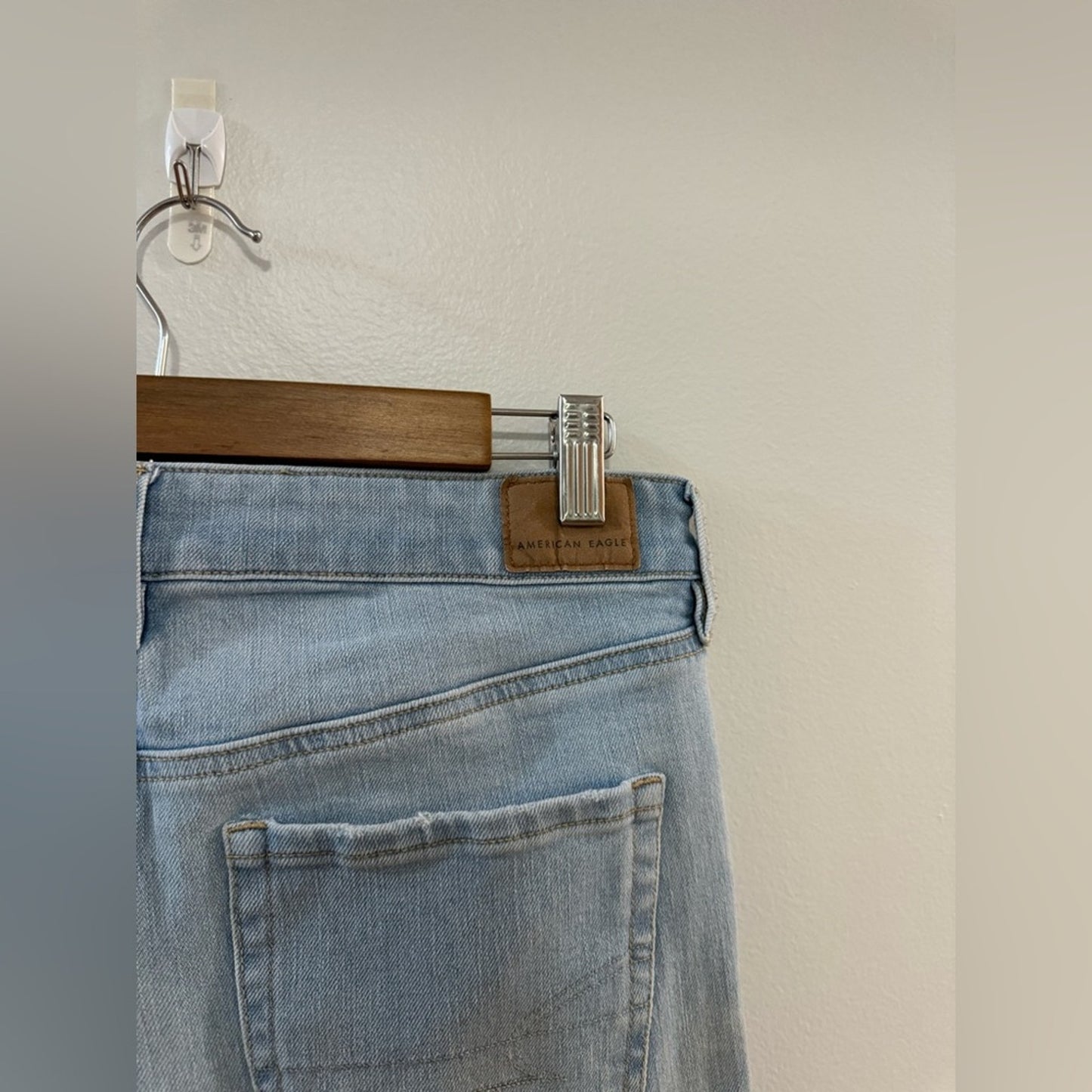 Pre-Owned Size 8 American Eagle Light Blue Distressed Midi Jean Shorts