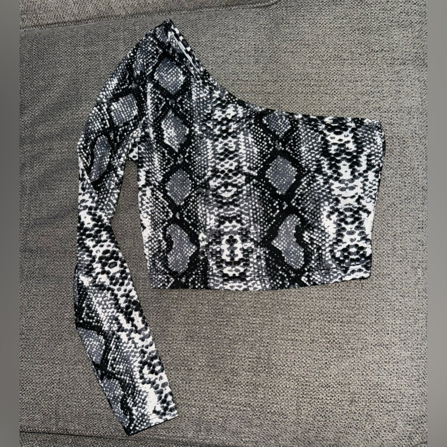 Pre-Owned MD SHEIN Snake Print One Sleeve Long Sleeve Crop Top