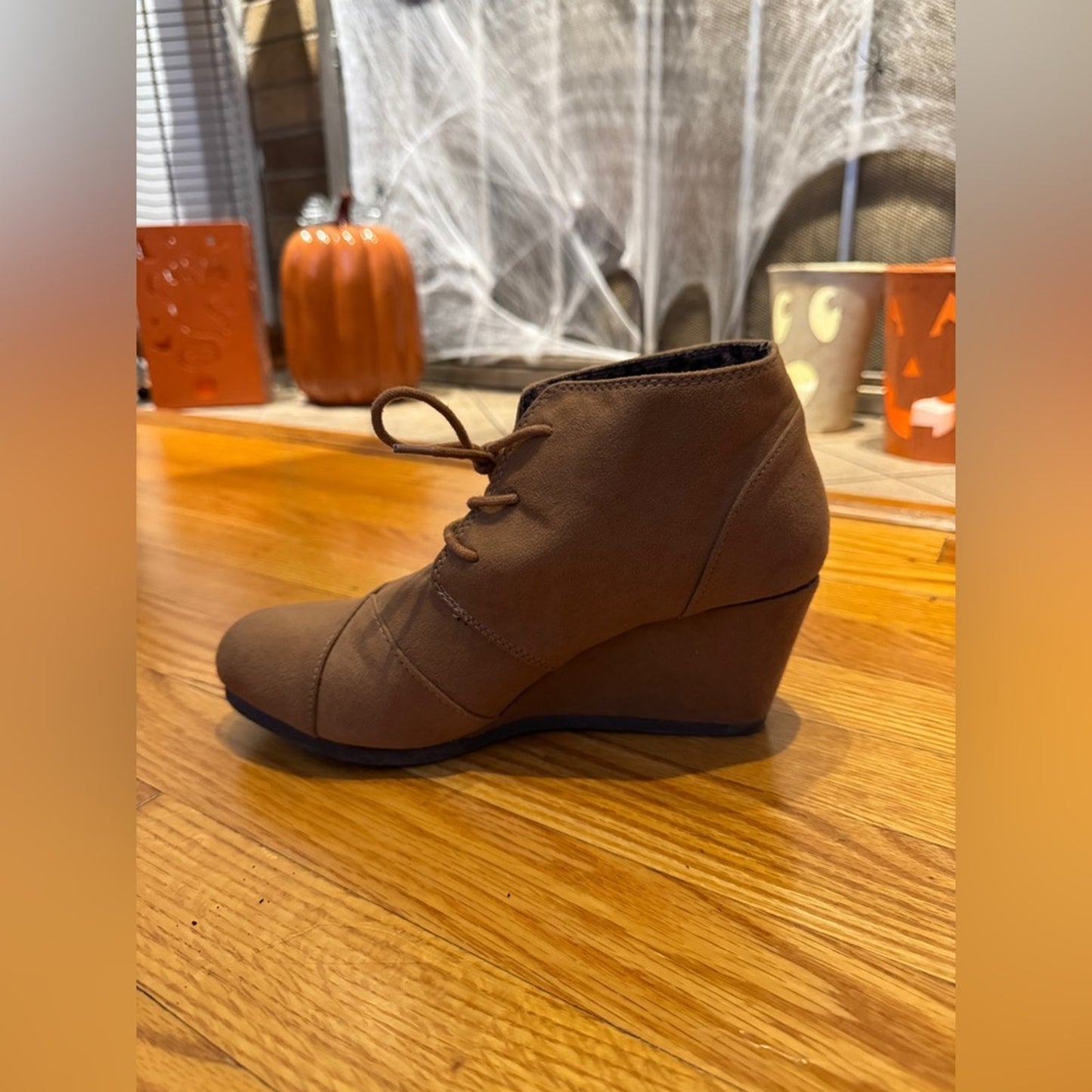 Pre-Owned Size 8/9 Rue 21 Brown Suede Wedge
