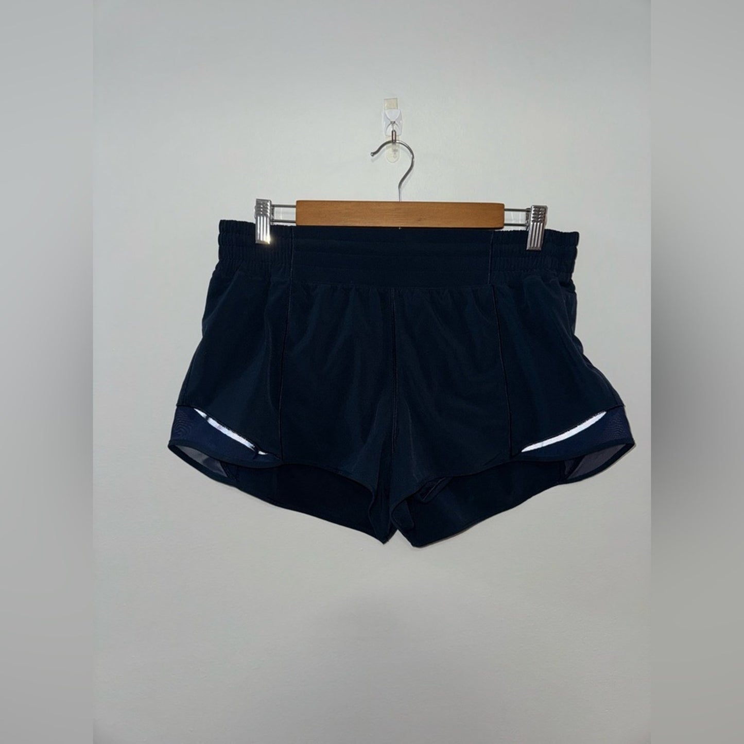 Pre-Owned Size 12 Lululemon Hotty Hot Navy Blue 2.5” short inseam
