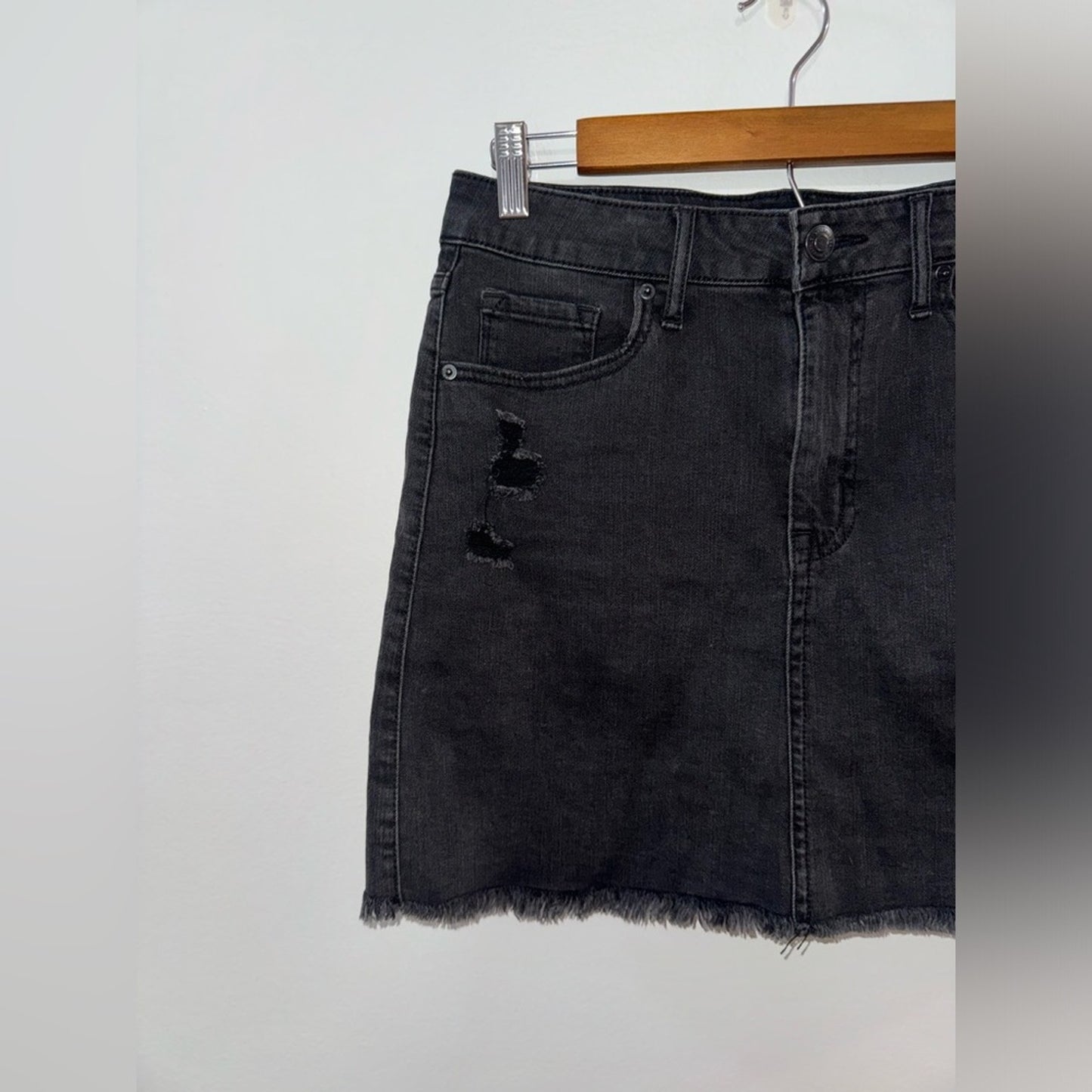 Pre-Owned Size 6 Aeropostale Black Denim Distressed High Rise Jean Skirt