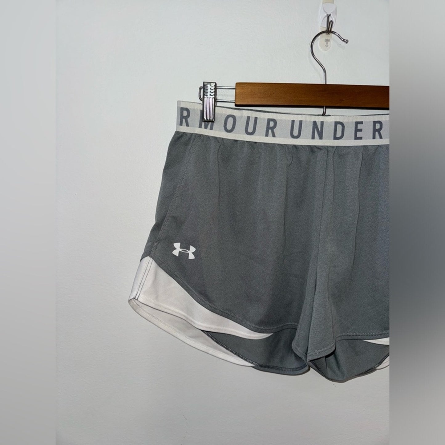Pre-Owned LG Under Armour Grey/White Loose Fit Athletic Shorts