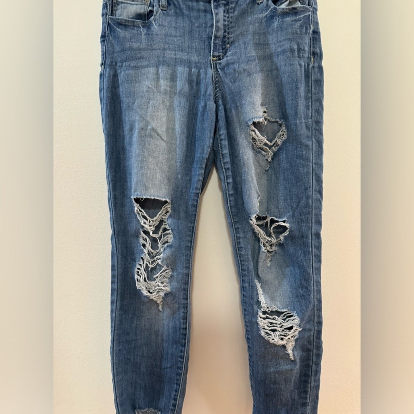 Pre-Owned Size 9 Cello Blue Distressed Jeans