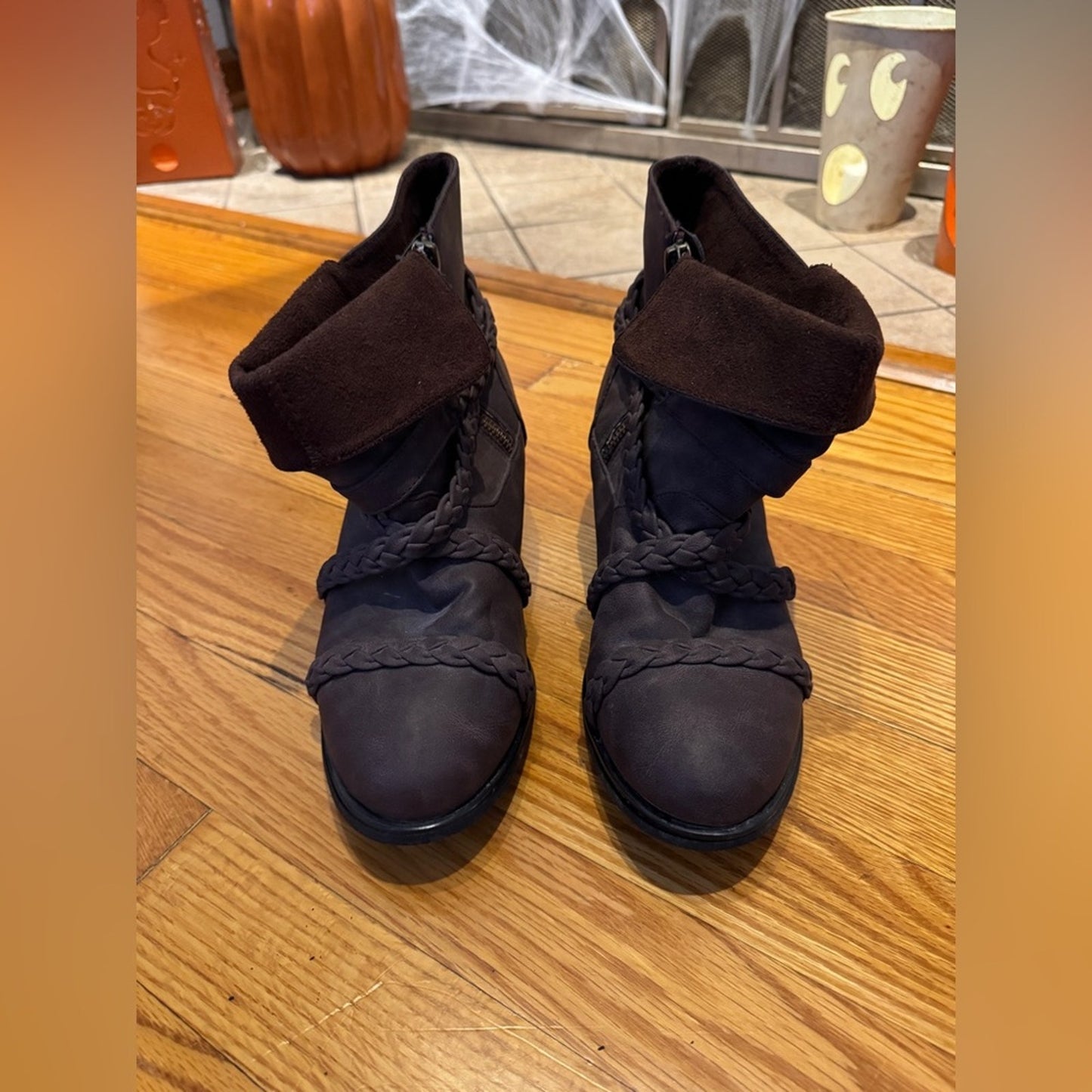 Pre-Owned Size 9 Mukluks Brown Suede Bootie
