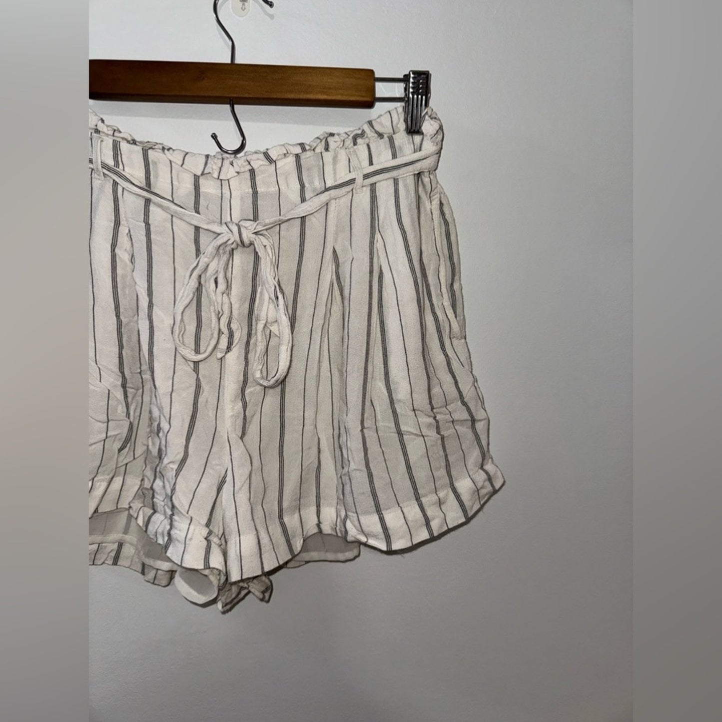 Pre-Owned LG American Eagle Black and White Flowy Shorts