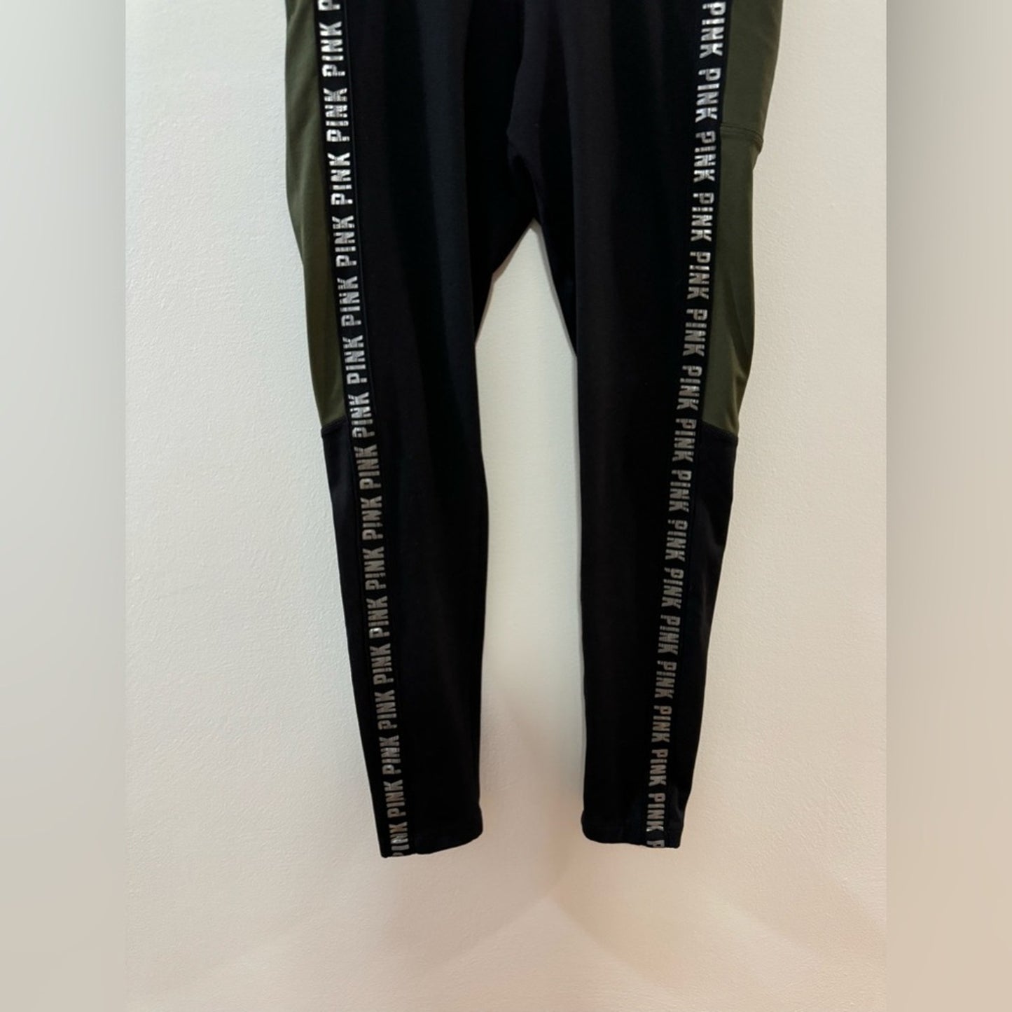 Pre-Owned MD Pink Victoria’s Secret Black and Brown Logo Leggings