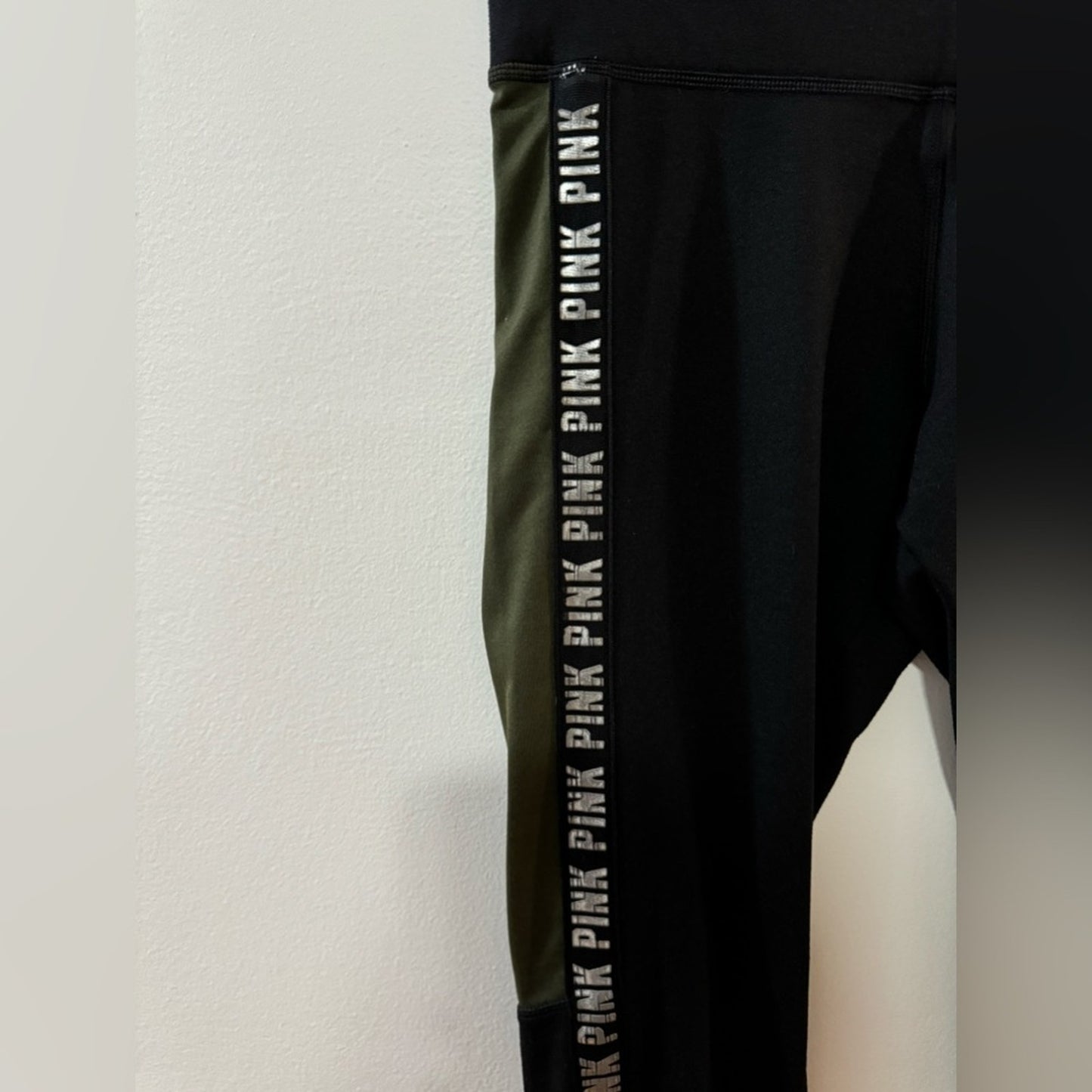 Pre-Owned MD Pink Victoria’s Secret Black and Brown Logo Leggings