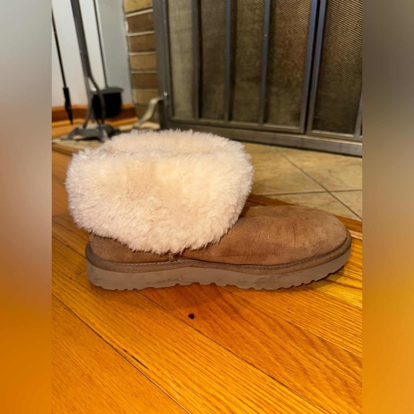 Pre-Owned Size 9W UGG Classic Mini Fluff in Tan