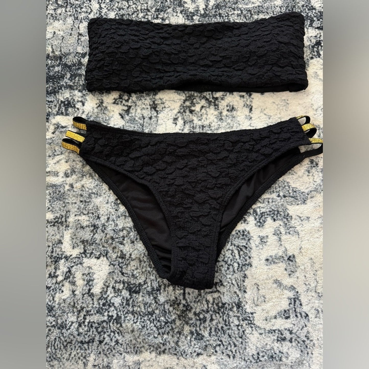 Pre-Owned MD SHEIN Black and Gold Textured Strapless Bikini Top and Bottom Set