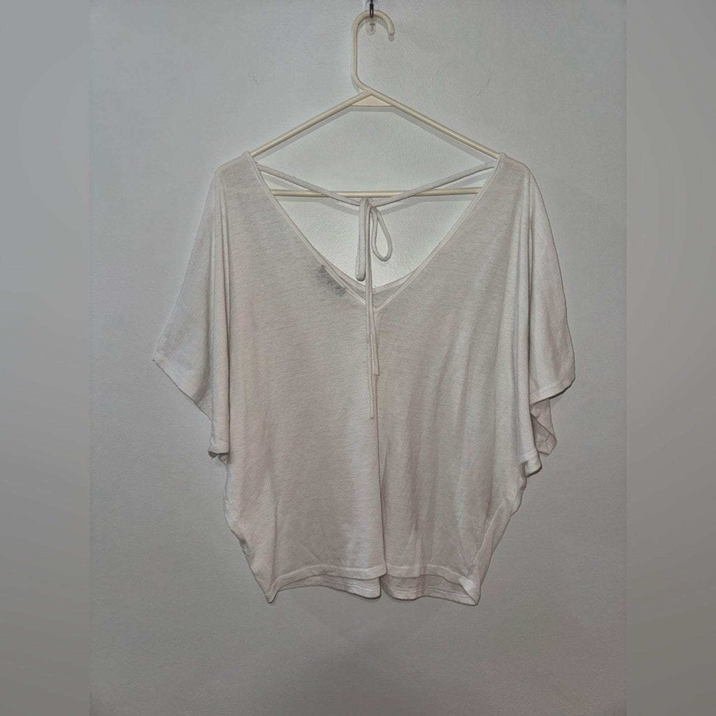 Pre-Owned LG Paperoc White V-Neck Tie Top