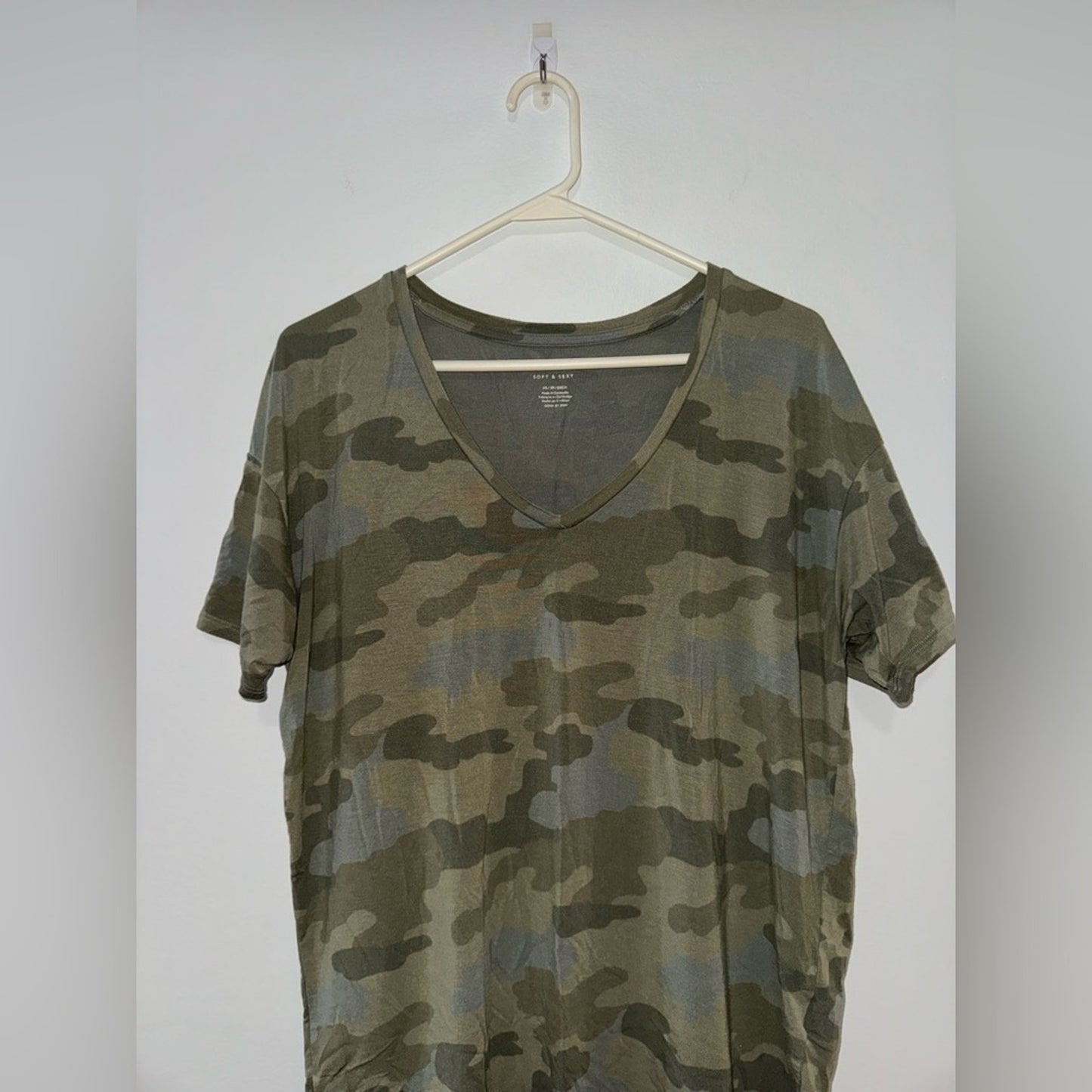 Pre-Owned XS American Eagle Camo V-Neck Soft and Sexy T-Shirt