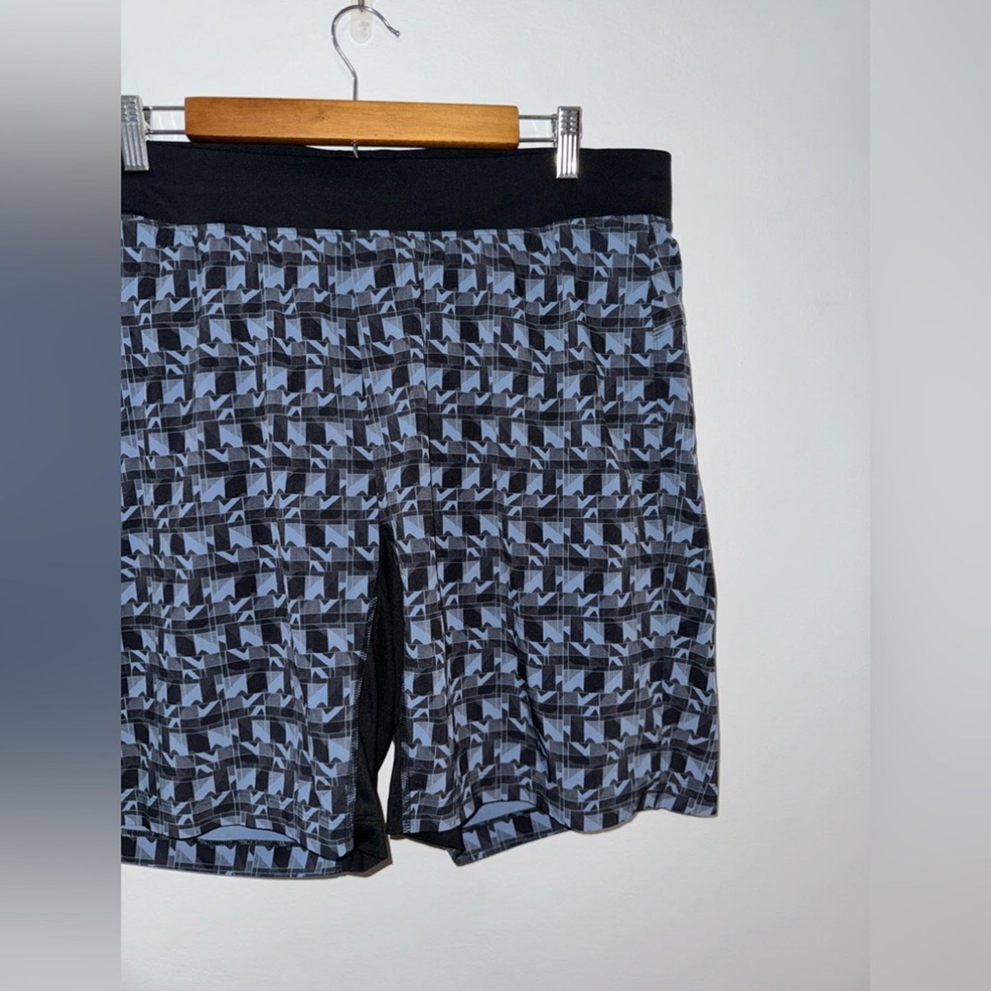 Pre-Owned XXL Lululemon Black and Blue Print Lined 9” Inseam Shorts