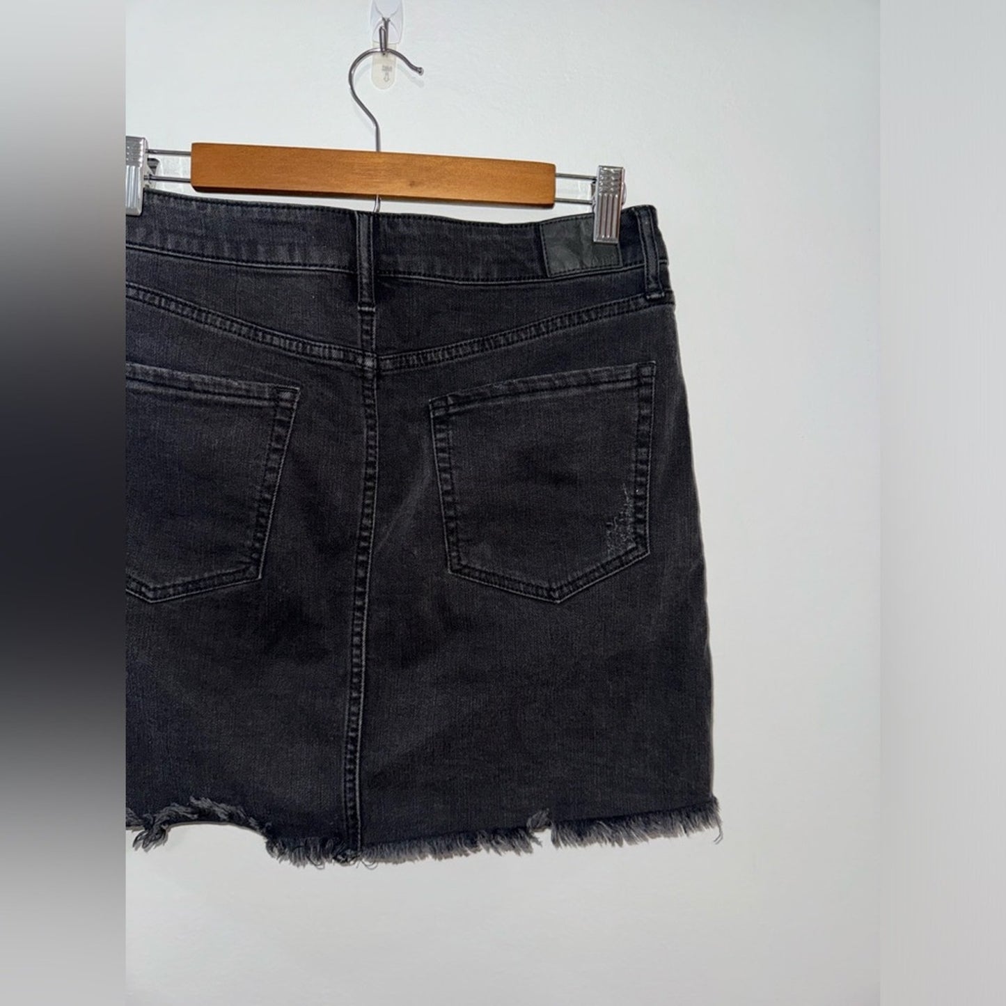 Pre-Owned Size 6 Aeropostale Black Denim Distressed High Rise Jean Skirt