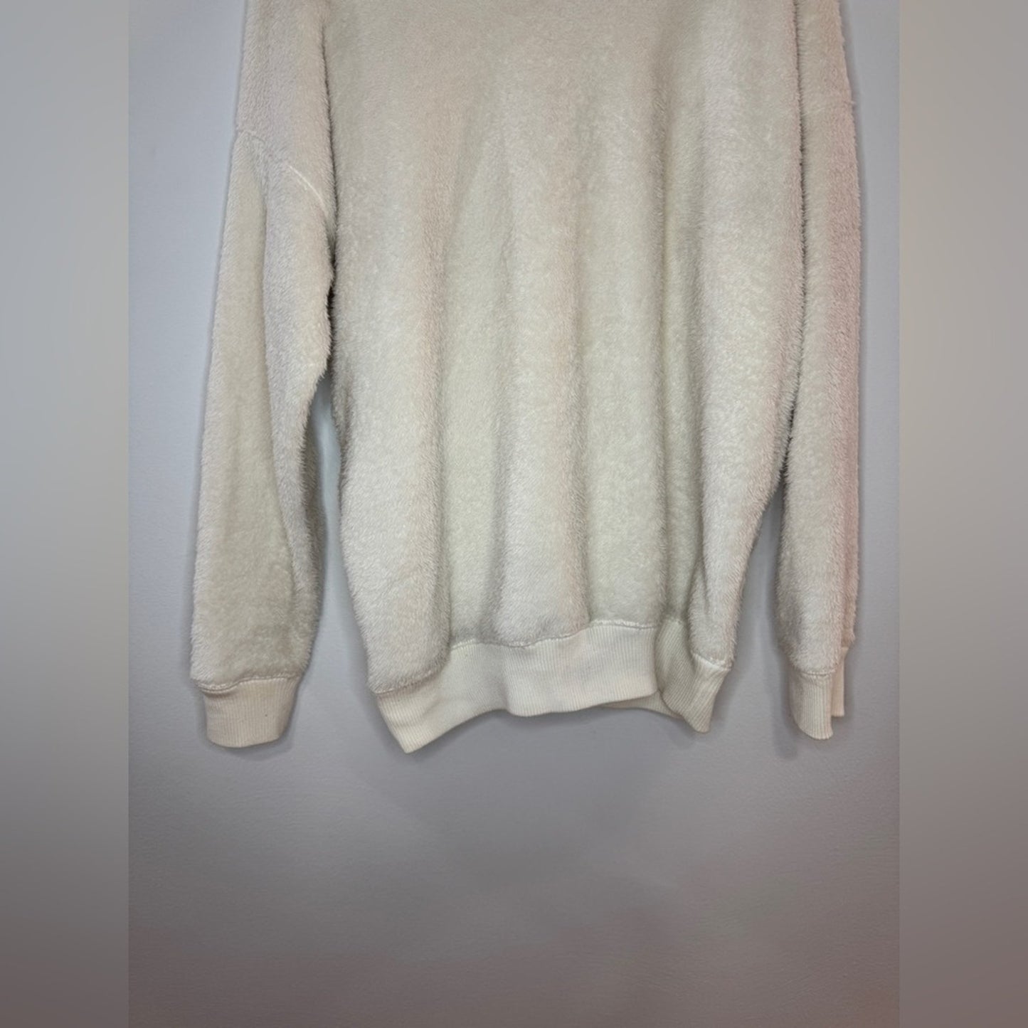 Pre-Owned MD Aerie White Faux Fur Crewneck Shirt