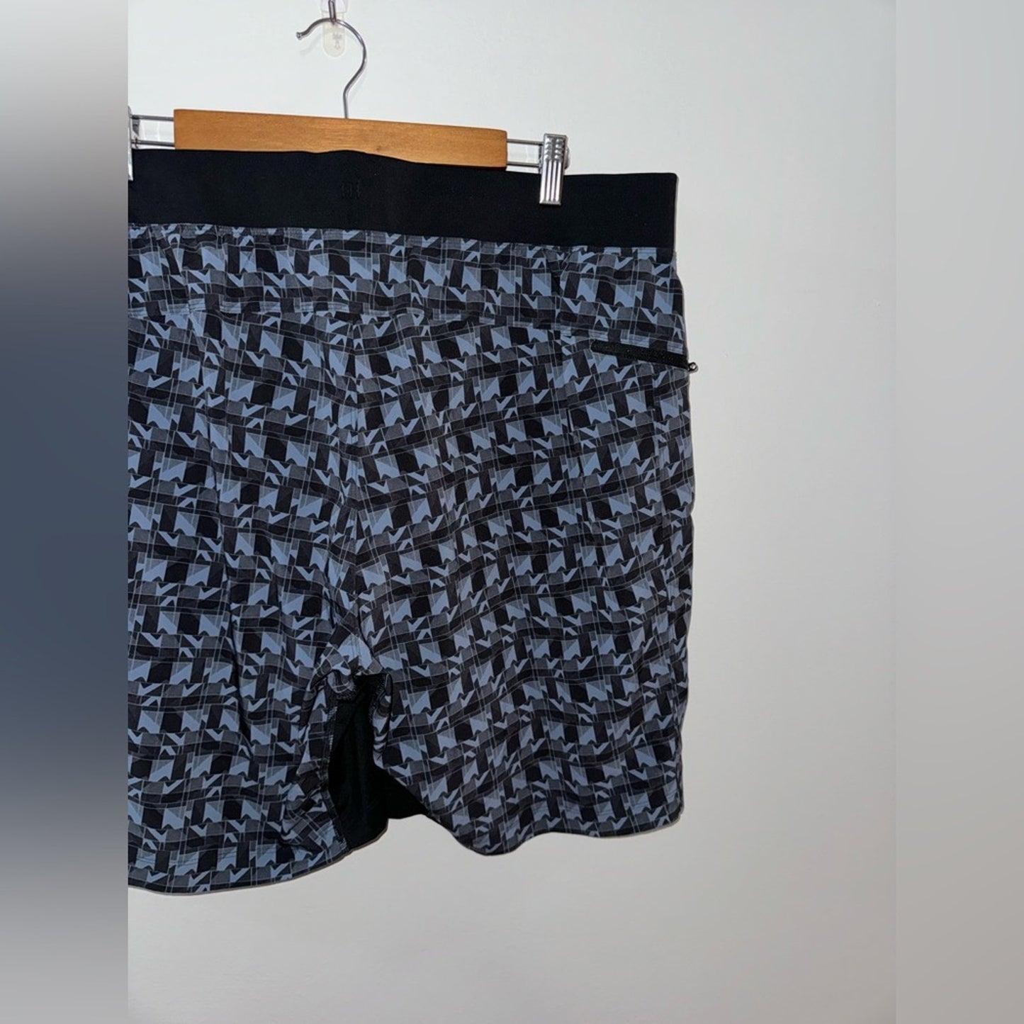 Pre-Owned XXL Lululemon Black and Blue Print Lined 9” Inseam Shorts