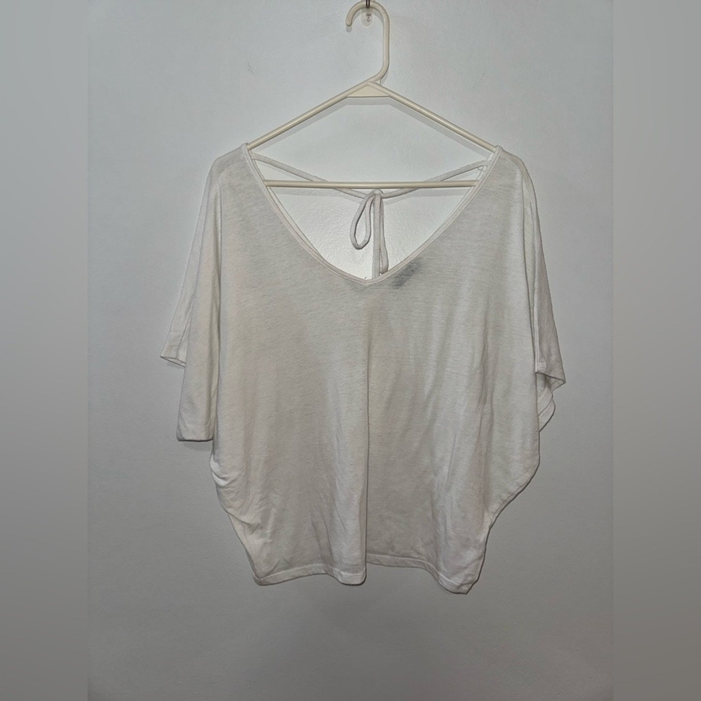 Pre-Owned LG Paperoc White V-Neck Tie Top