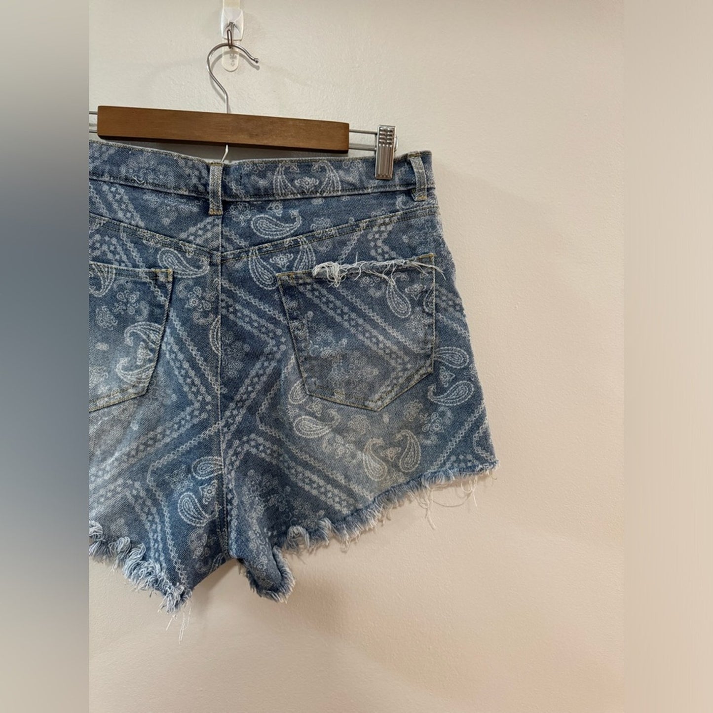 Pre-Owned Fashion Nova Light Blue Distressed Paisley Denim Shorts