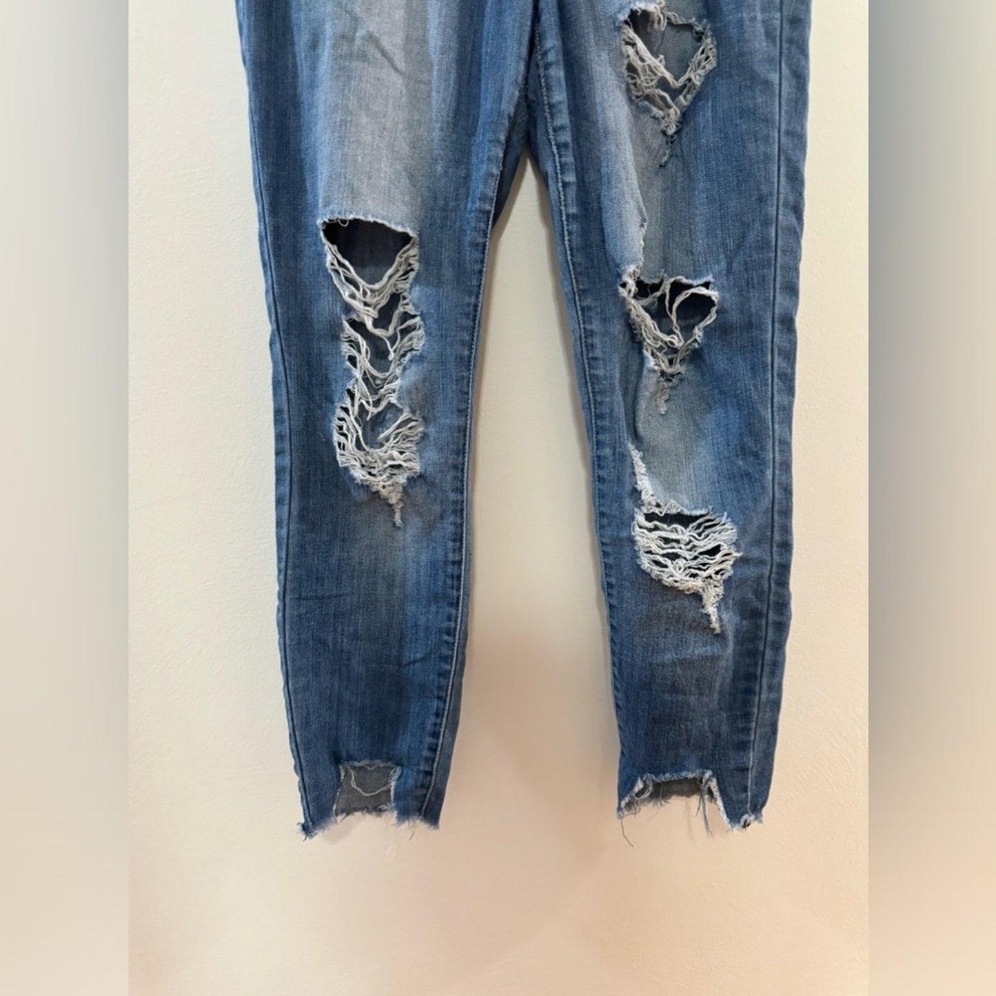 Pre-Owned Size 9 Cello Blue Distressed Jeans