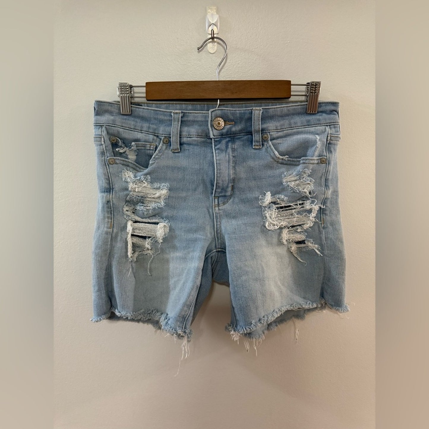 Pre-Owned Size 8 American Eagle Light Blue Distressed Midi Jean Shorts