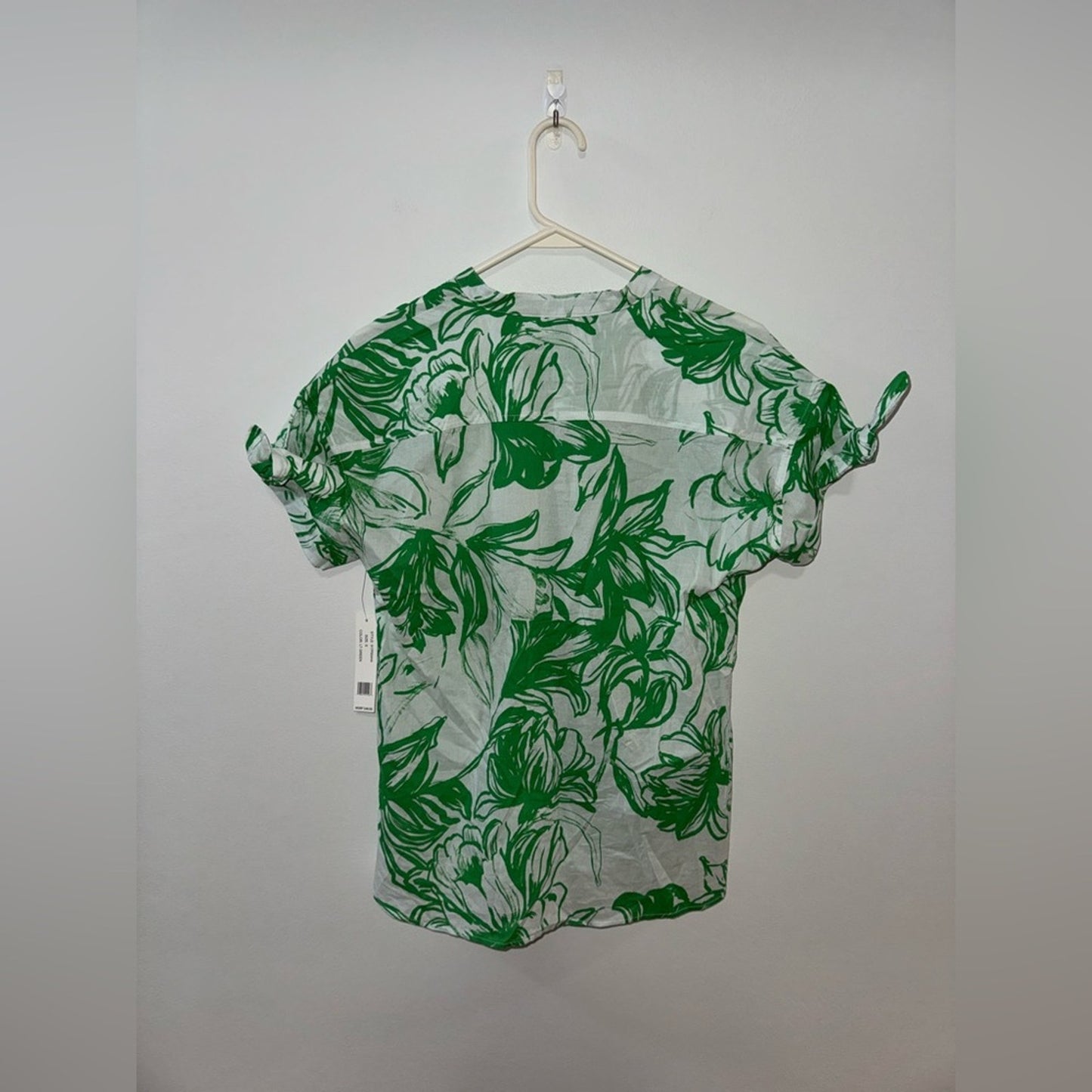 NWT SM Counterparts Green and White Floral Top
