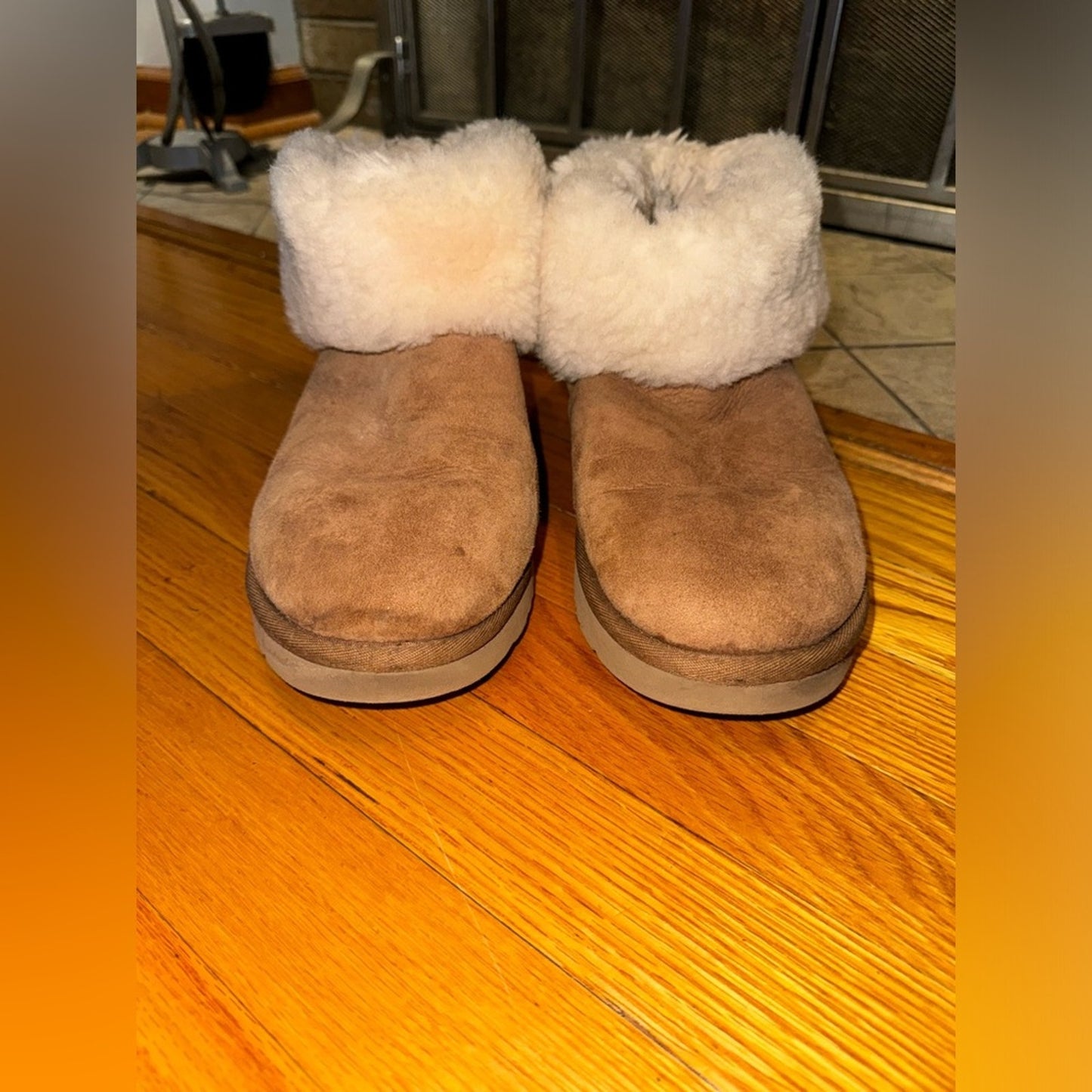 Pre-Owned Size 9W UGG Classic Mini Fluff in Tan