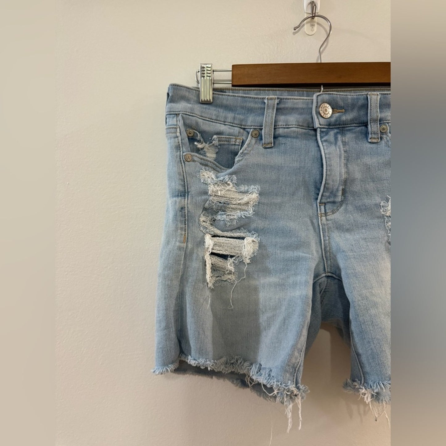 Pre-Owned Size 8 American Eagle Light Blue Distressed Midi Jean Shorts