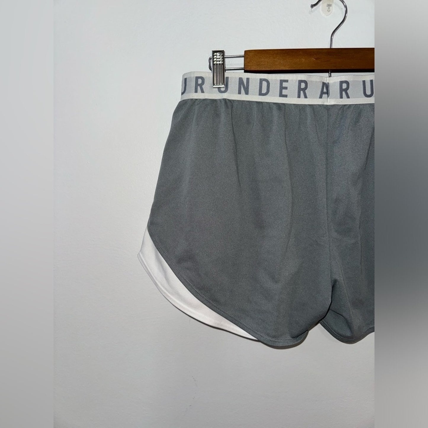 Pre-Owned LG Under Armour Grey/White Loose Fit Athletic Shorts