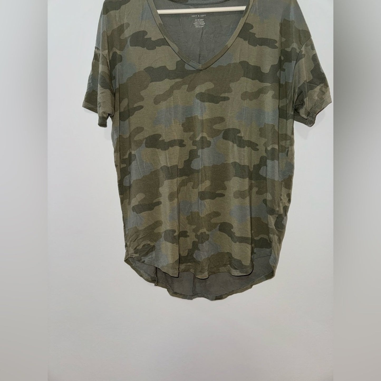 Pre-Owned XS American Eagle Camo V-Neck Soft and Sexy T-Shirt