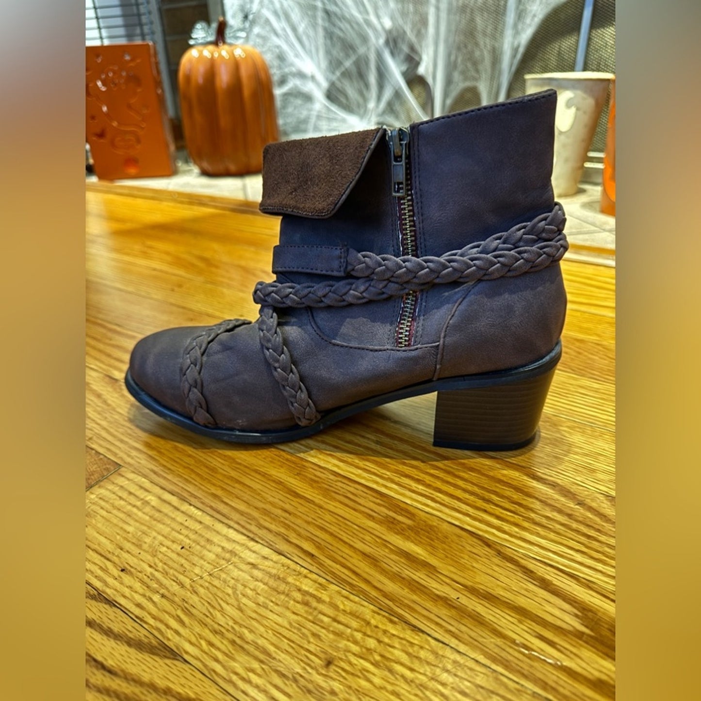 Pre-Owned Size 9 Mukluks Brown Suede Bootie
