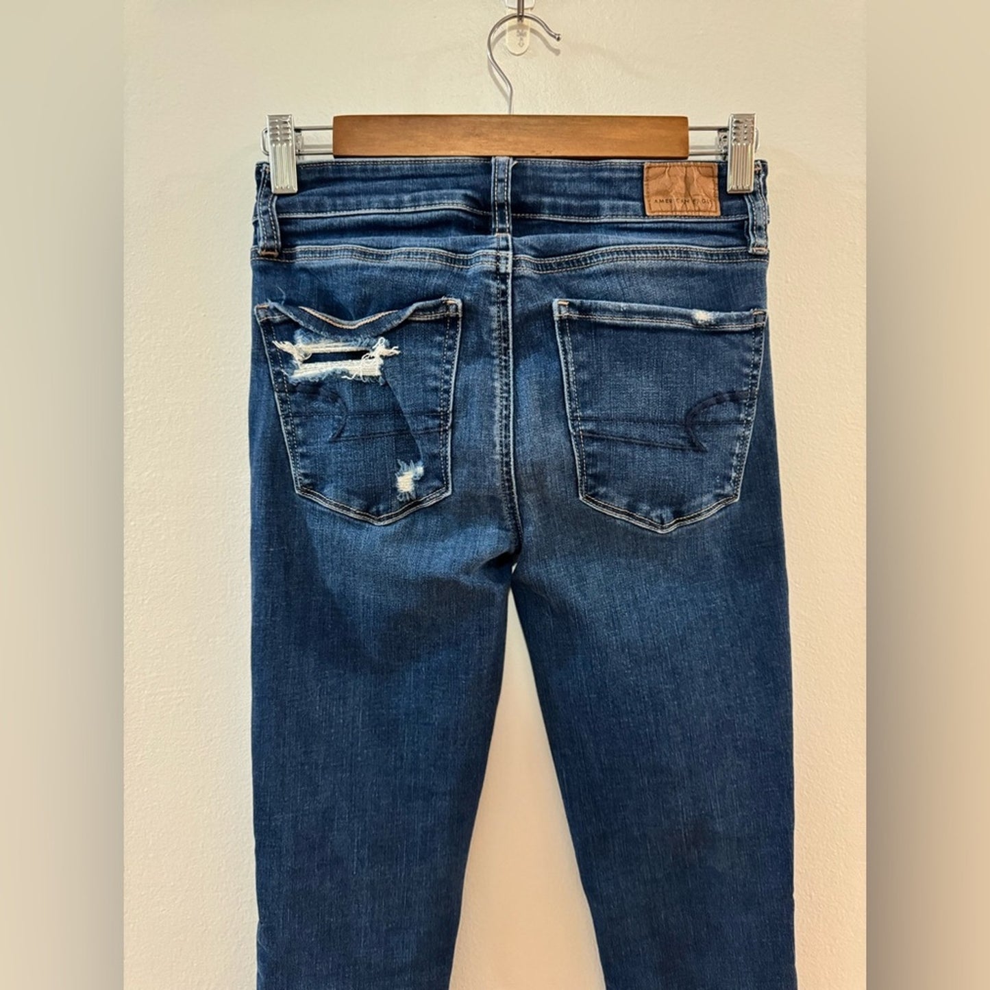 Size 2 Regular American Eagle Dark Blue Distressed Hi-Rise Jegging Crop Jeans