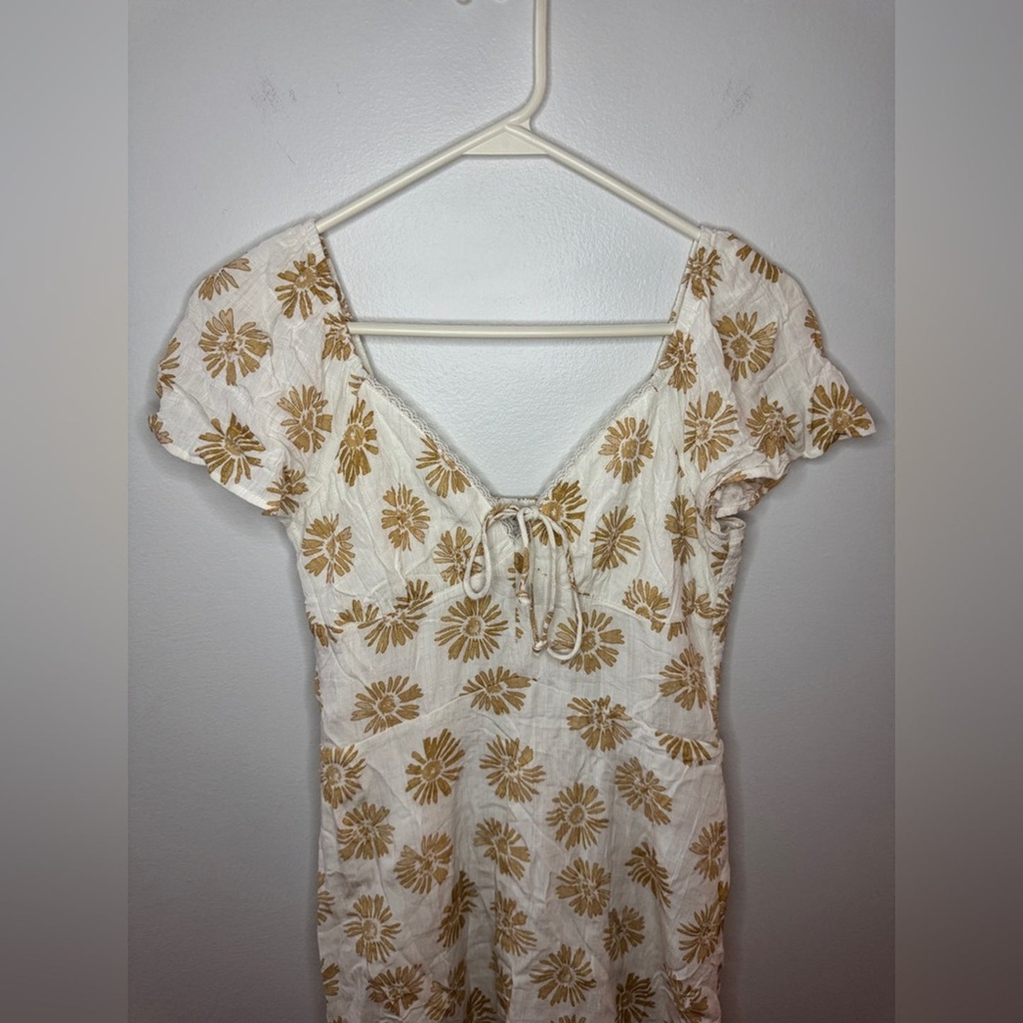 NWOT SM American Eagle White and Green Flower Dress
