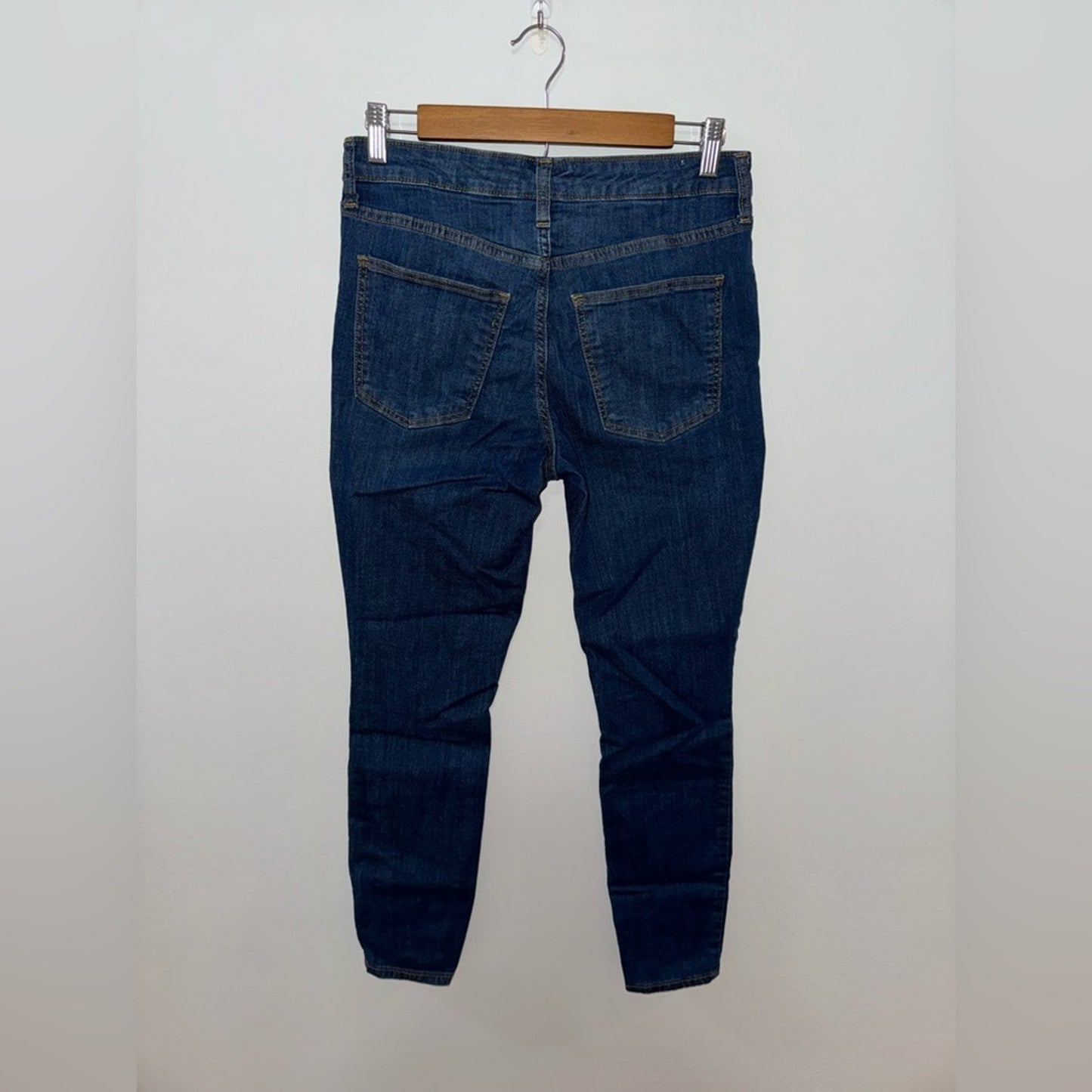 Pre-Owned Size 6 Universal Threads Co Dark Blue Mid Size Skinny Jeans